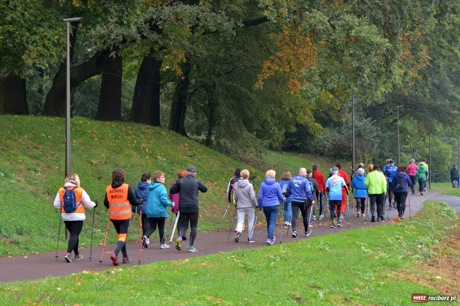 Zdjęcie w galerii na portalu naszraciborz.pl: Po zdrowie marsz! Tym razem w deszczu [FOTO] wiadomości z regionu