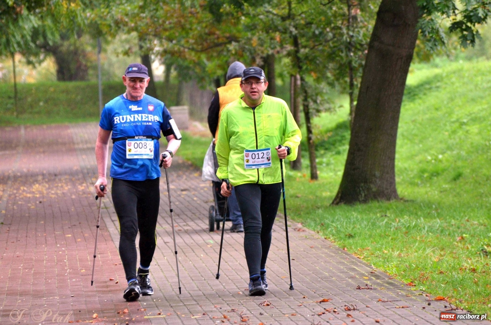 Zdjęcie w galerii na portalu naszraciborz.pl: Po zdrowie marsz! Tym razem w deszczu [FOTO] wiadomości z regionu