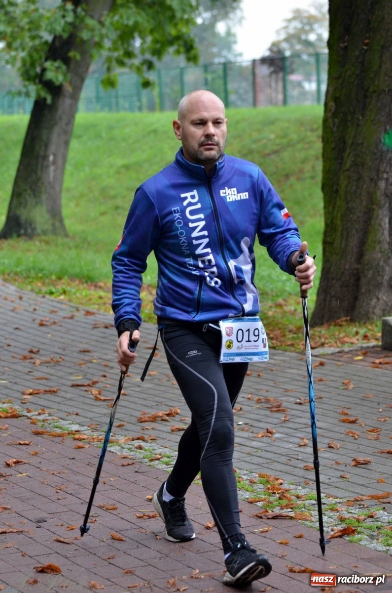 Zdjęcie w galerii na portalu naszraciborz.pl: Po zdrowie marsz! Tym razem w deszczu [FOTO] wiadomości z regionu