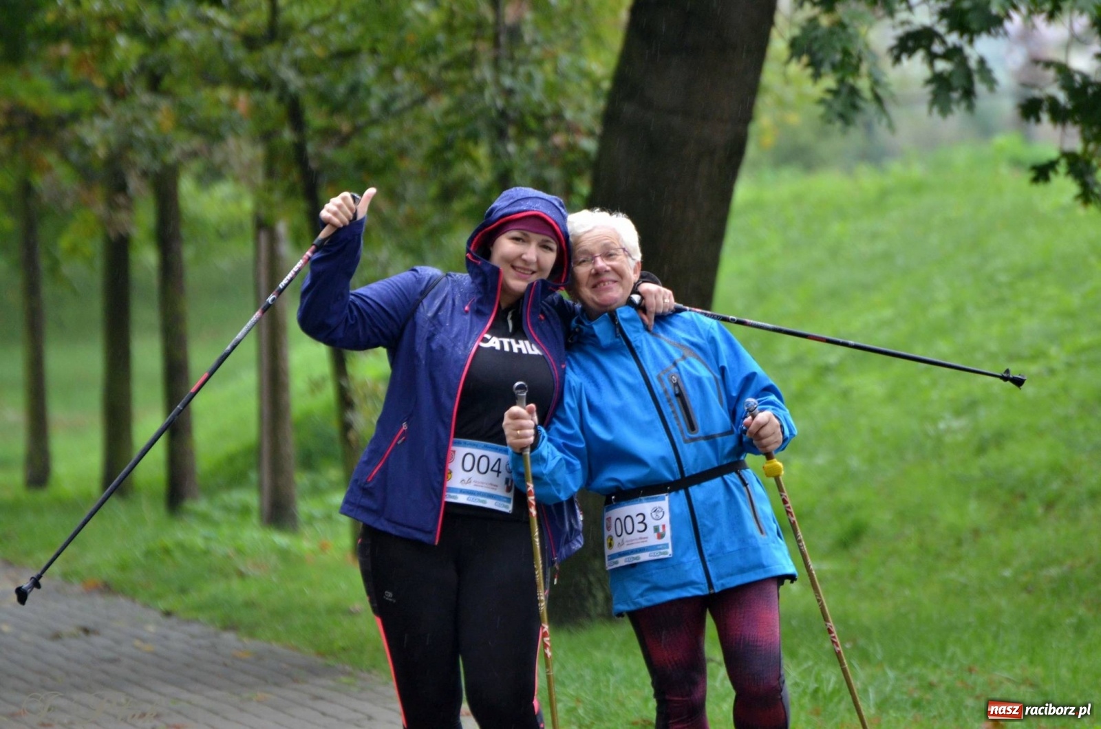 Zdjęcie w galerii na portalu naszraciborz.pl: Po zdrowie marsz! Tym razem w deszczu [FOTO] wiadomości z regionu