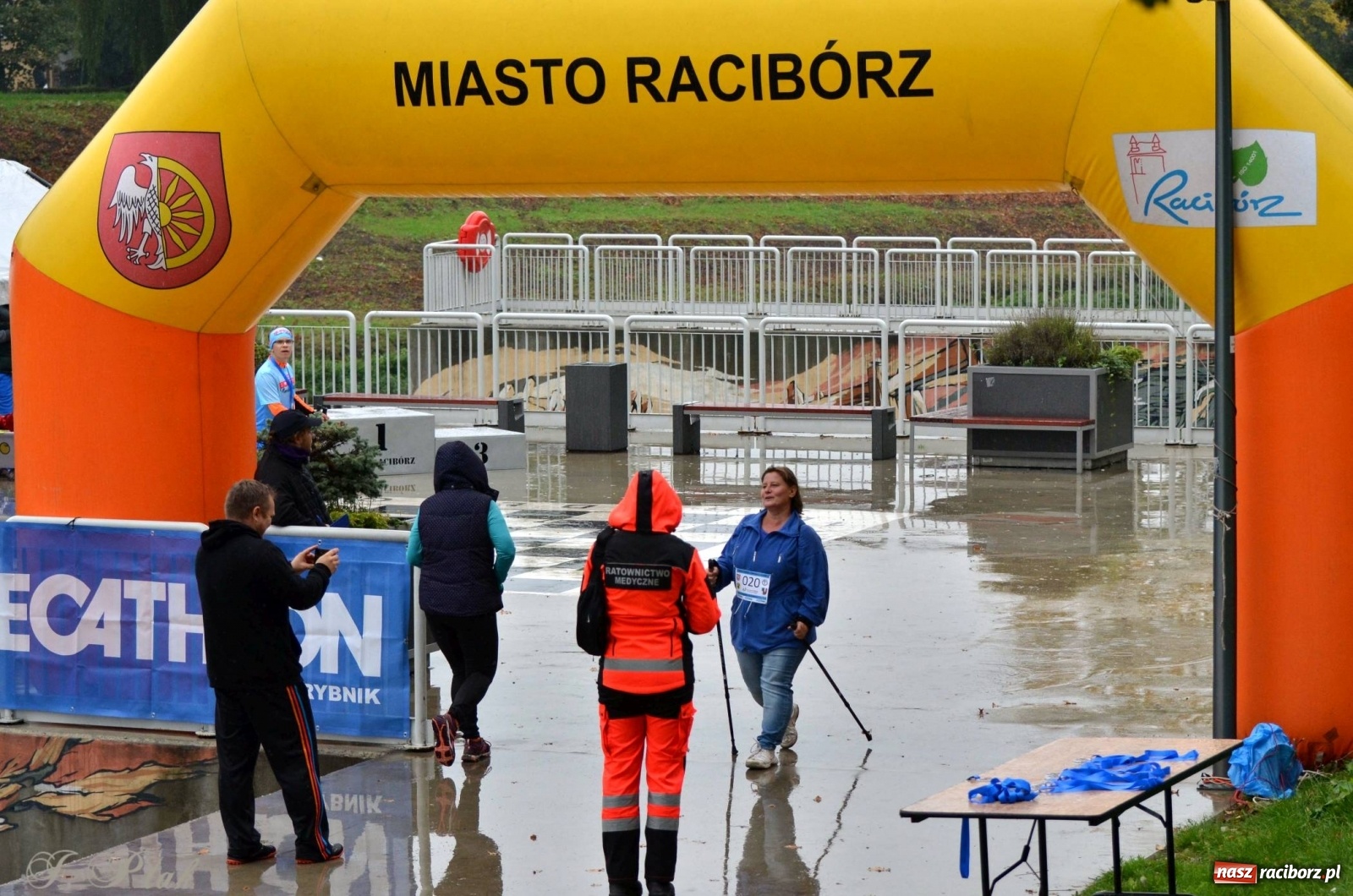 Zdjęcie w galerii na portalu naszraciborz.pl: Po zdrowie marsz! Tym razem w deszczu [FOTO] wiadomości z regionu