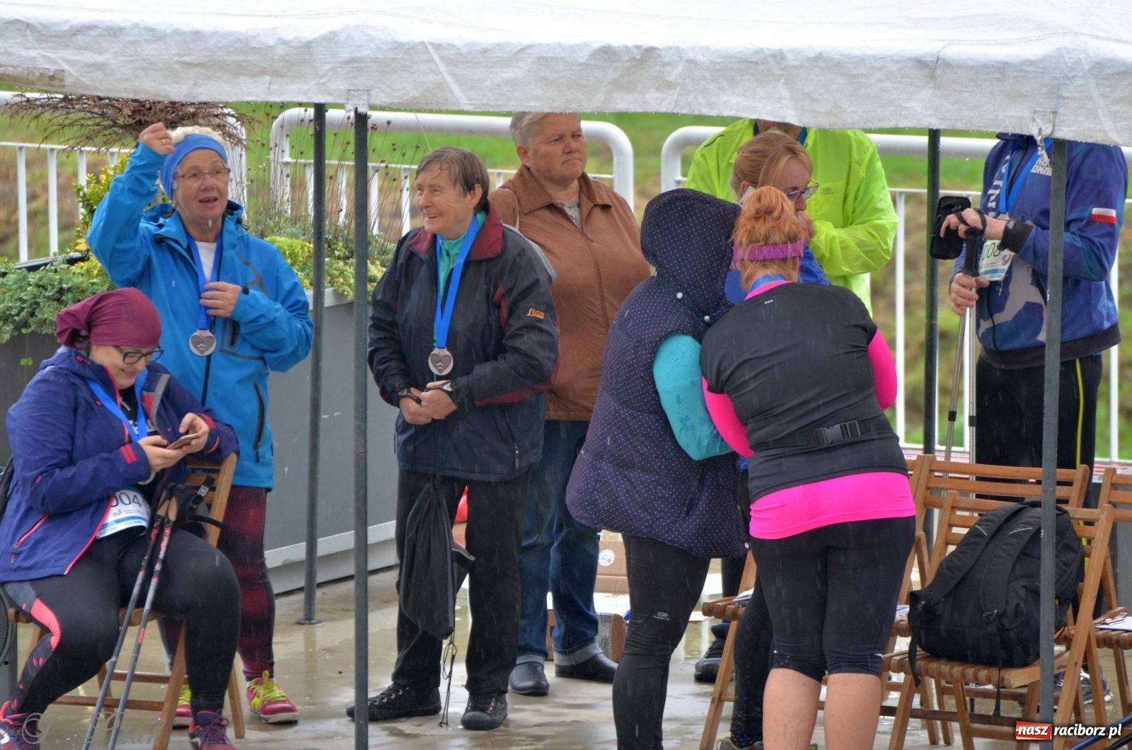 Zdjęcie w galerii na portalu naszraciborz.pl: Po zdrowie marsz! Tym razem w deszczu [FOTO] wiadomości z regionu