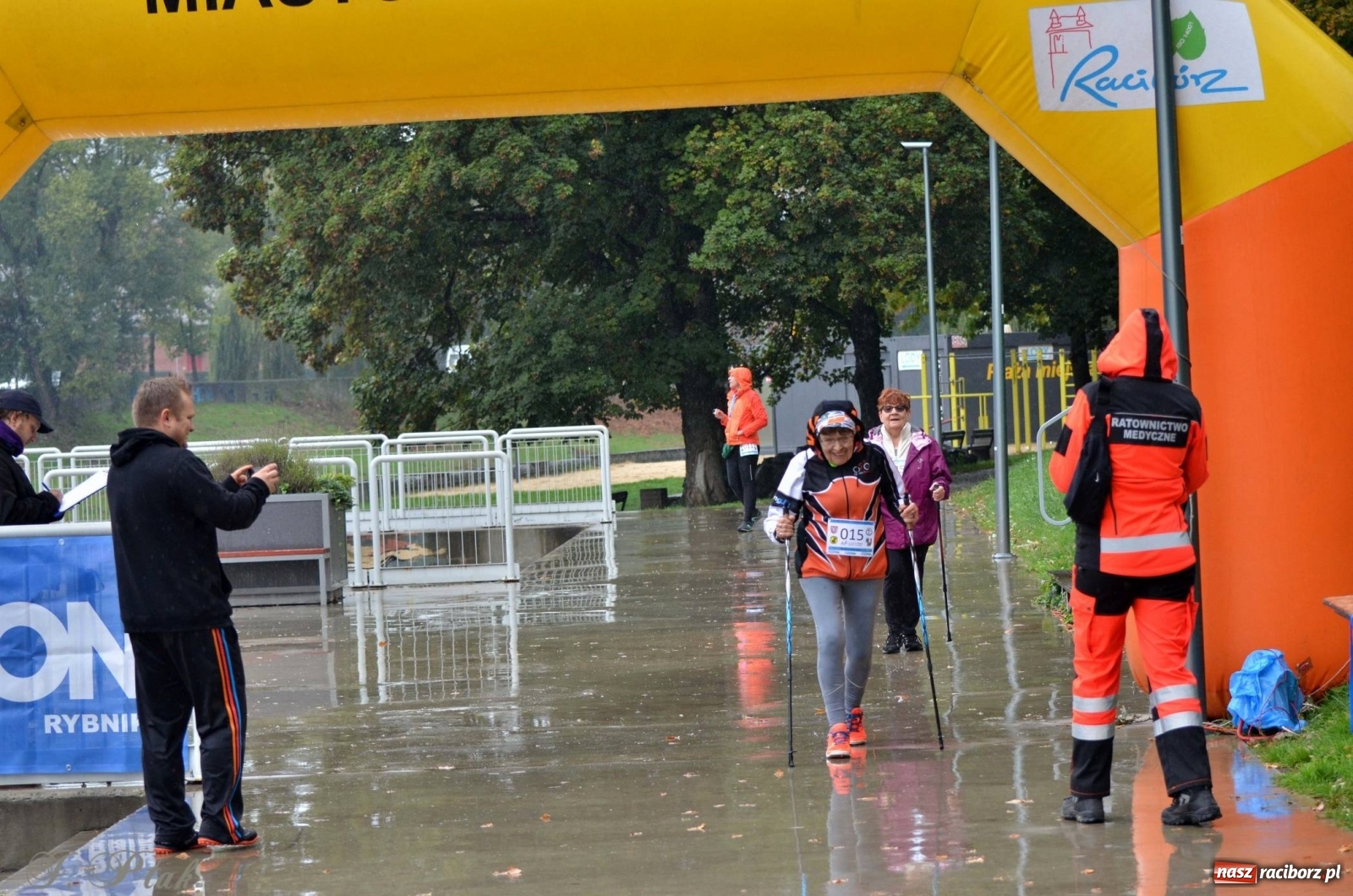 Zdjęcie w galerii na portalu naszraciborz.pl: Po zdrowie marsz! Tym razem w deszczu [FOTO] wiadomości z regionu