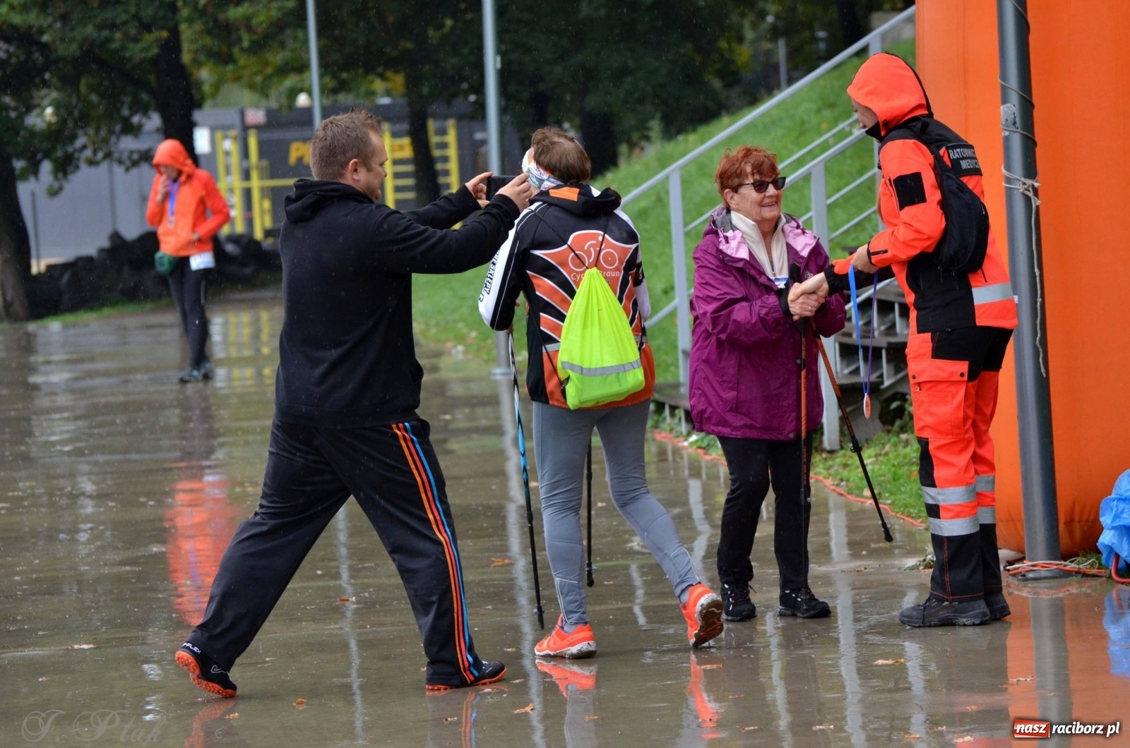 Zdjęcie w galerii na portalu naszraciborz.pl: Po zdrowie marsz! Tym razem w deszczu [FOTO] wiadomości z regionu