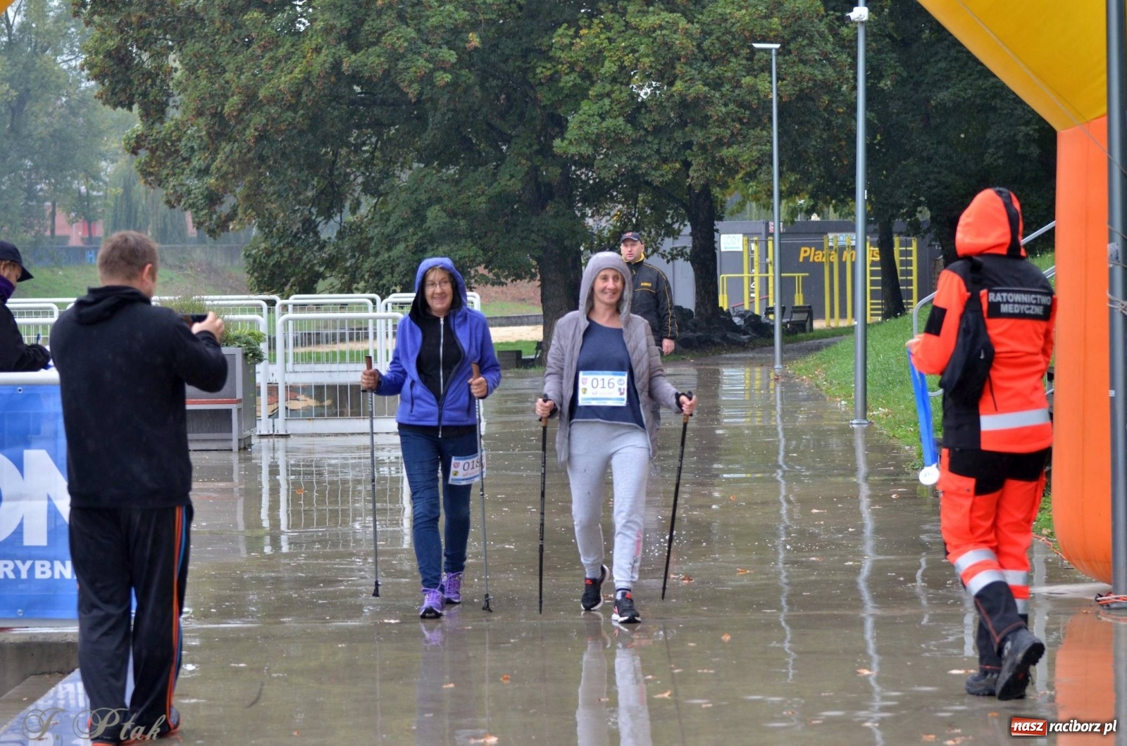 Zdjęcie w galerii na portalu naszraciborz.pl: Po zdrowie marsz! Tym razem w deszczu [FOTO] wiadomości z regionu