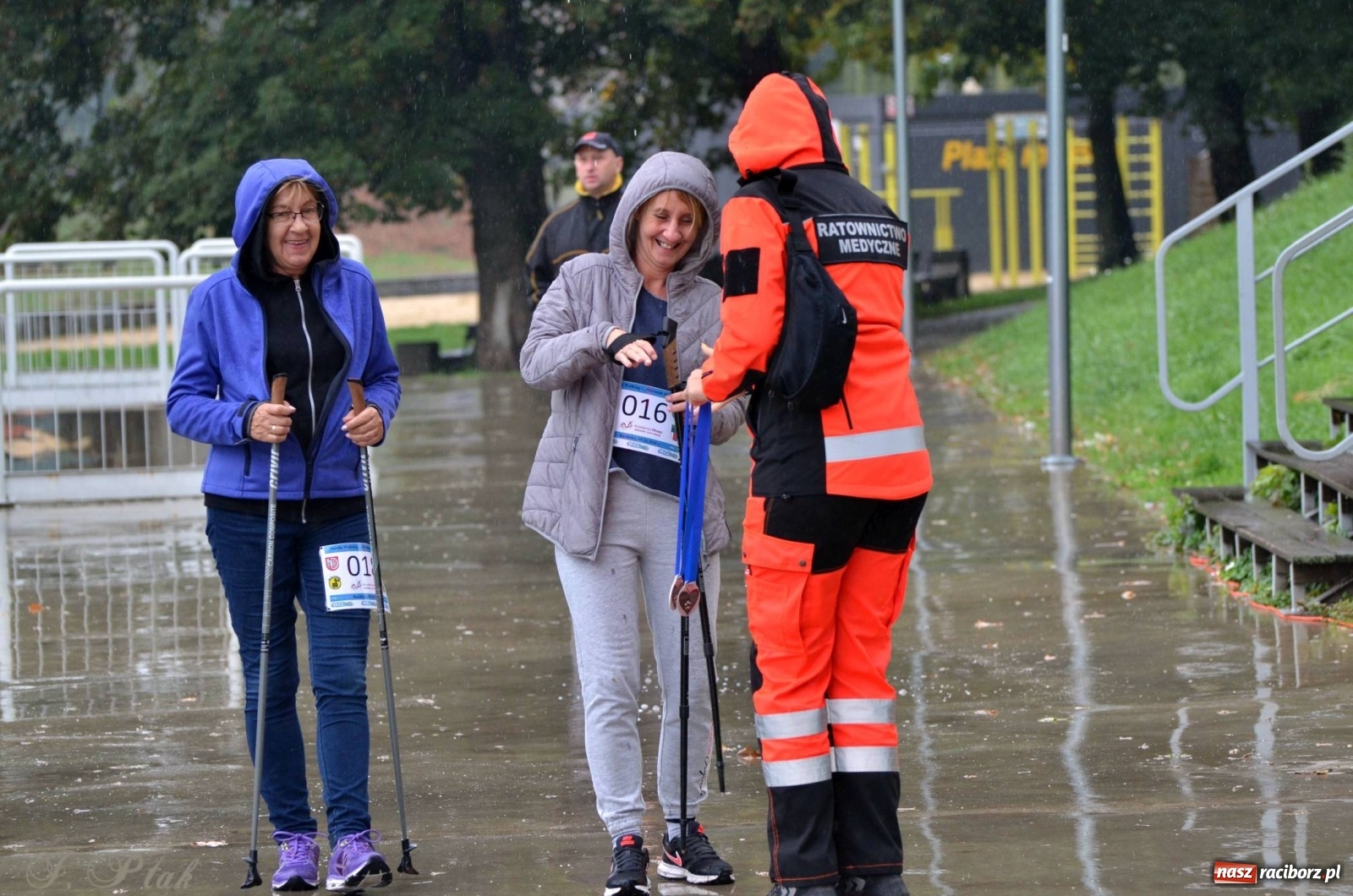 Zdjęcie w galerii na portalu naszraciborz.pl: Po zdrowie marsz! Tym razem w deszczu [FOTO] wiadomości z regionu