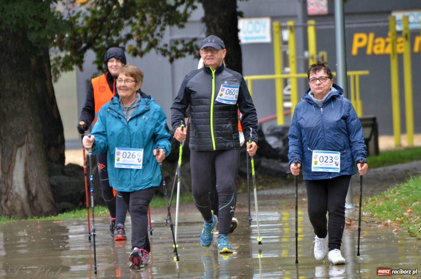 Zdjęcie w galerii na portalu naszraciborz.pl: Po zdrowie marsz! Tym razem w deszczu [FOTO] wiadomości z regionu