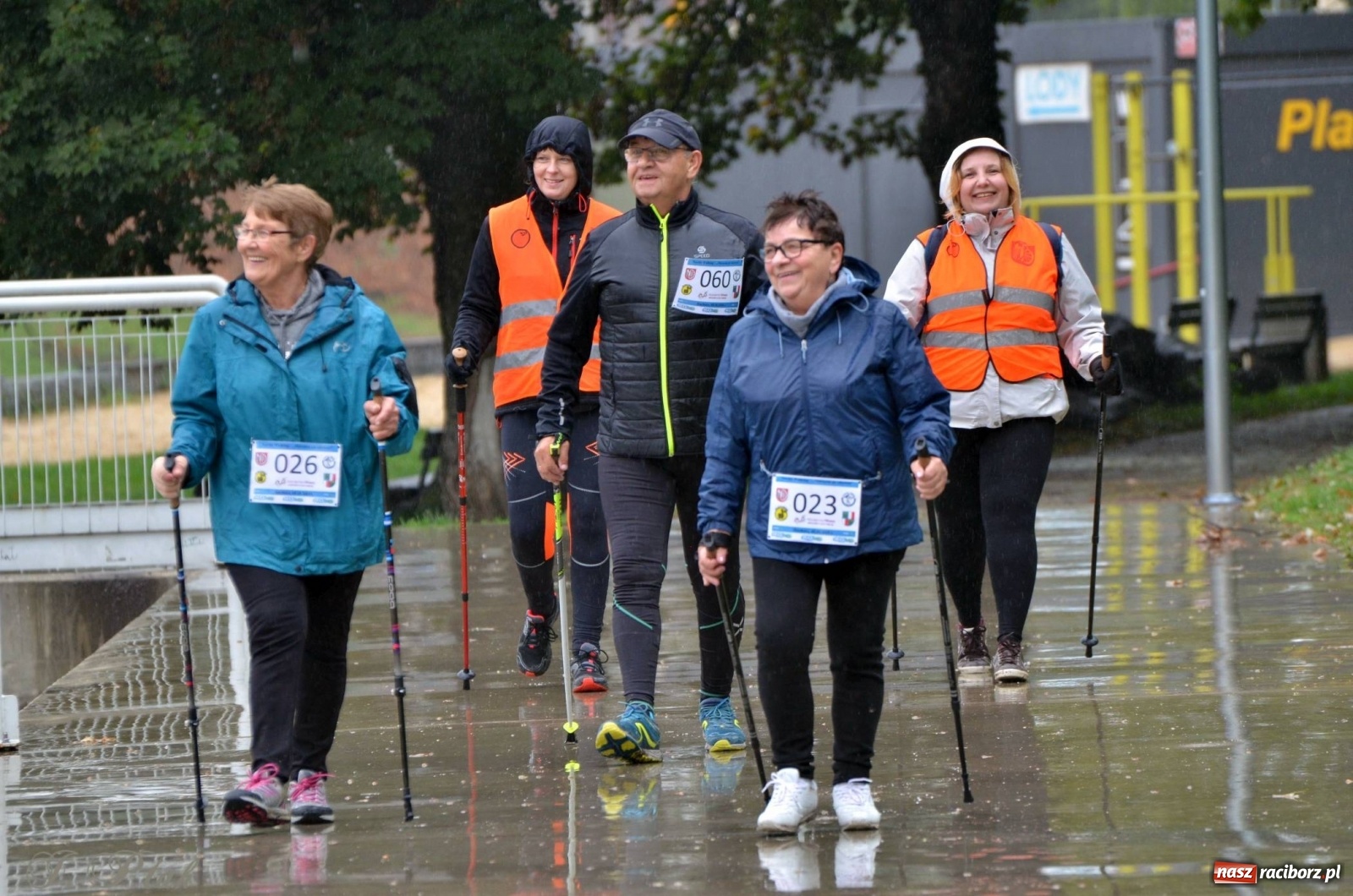 Zdjęcie w galerii na portalu naszraciborz.pl: Po zdrowie marsz! Tym razem w deszczu [FOTO] wiadomości z regionu