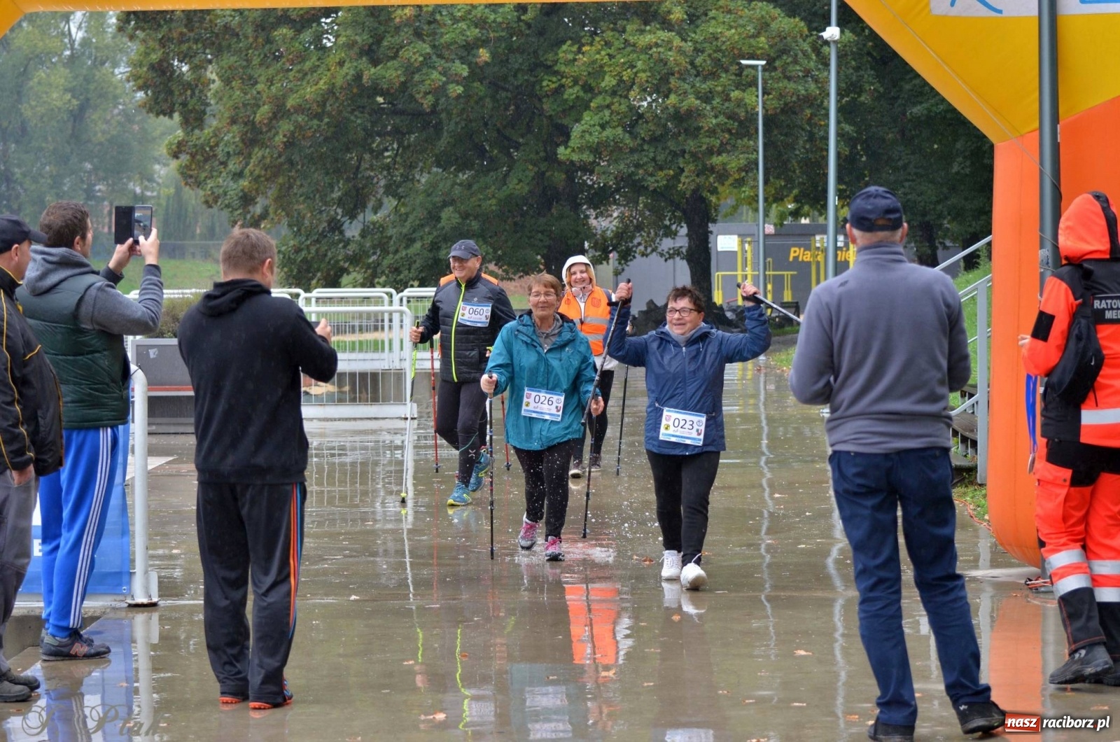 Zdjęcie w galerii na portalu naszraciborz.pl: Po zdrowie marsz! Tym razem w deszczu [FOTO] wiadomości z regionu