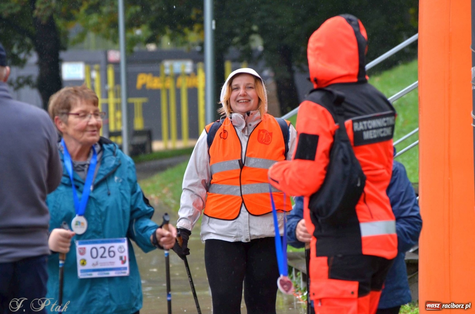 Zdjęcie w galerii na portalu naszraciborz.pl: Po zdrowie marsz! Tym razem w deszczu [FOTO] wiadomości z regionu