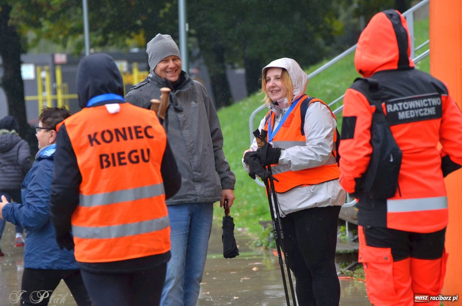 Zdjęcie w galerii na portalu naszraciborz.pl: Po zdrowie marsz! Tym razem w deszczu [FOTO] wiadomości z regionu