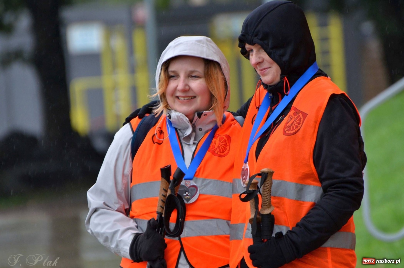 Zdjęcie w galerii na portalu naszraciborz.pl: Po zdrowie marsz! Tym razem w deszczu [FOTO] wiadomości z regionu