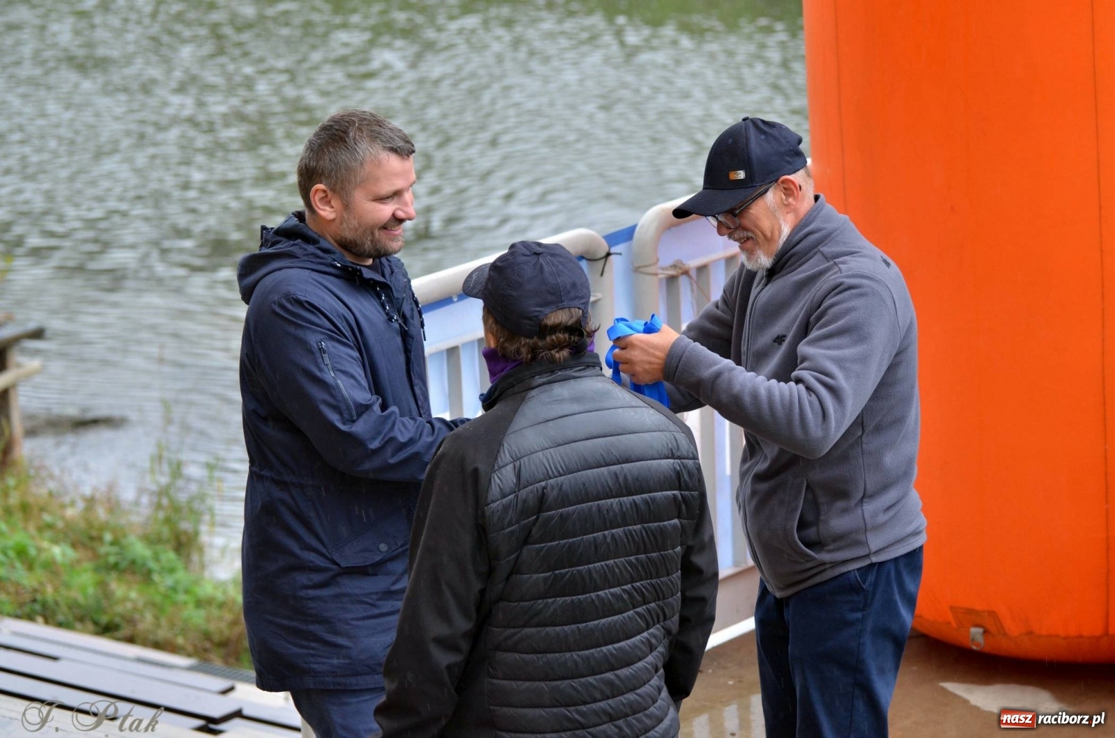 Zdjęcie w galerii na portalu naszraciborz.pl: Po zdrowie marsz! Tym razem w deszczu [FOTO] wiadomości z regionu
