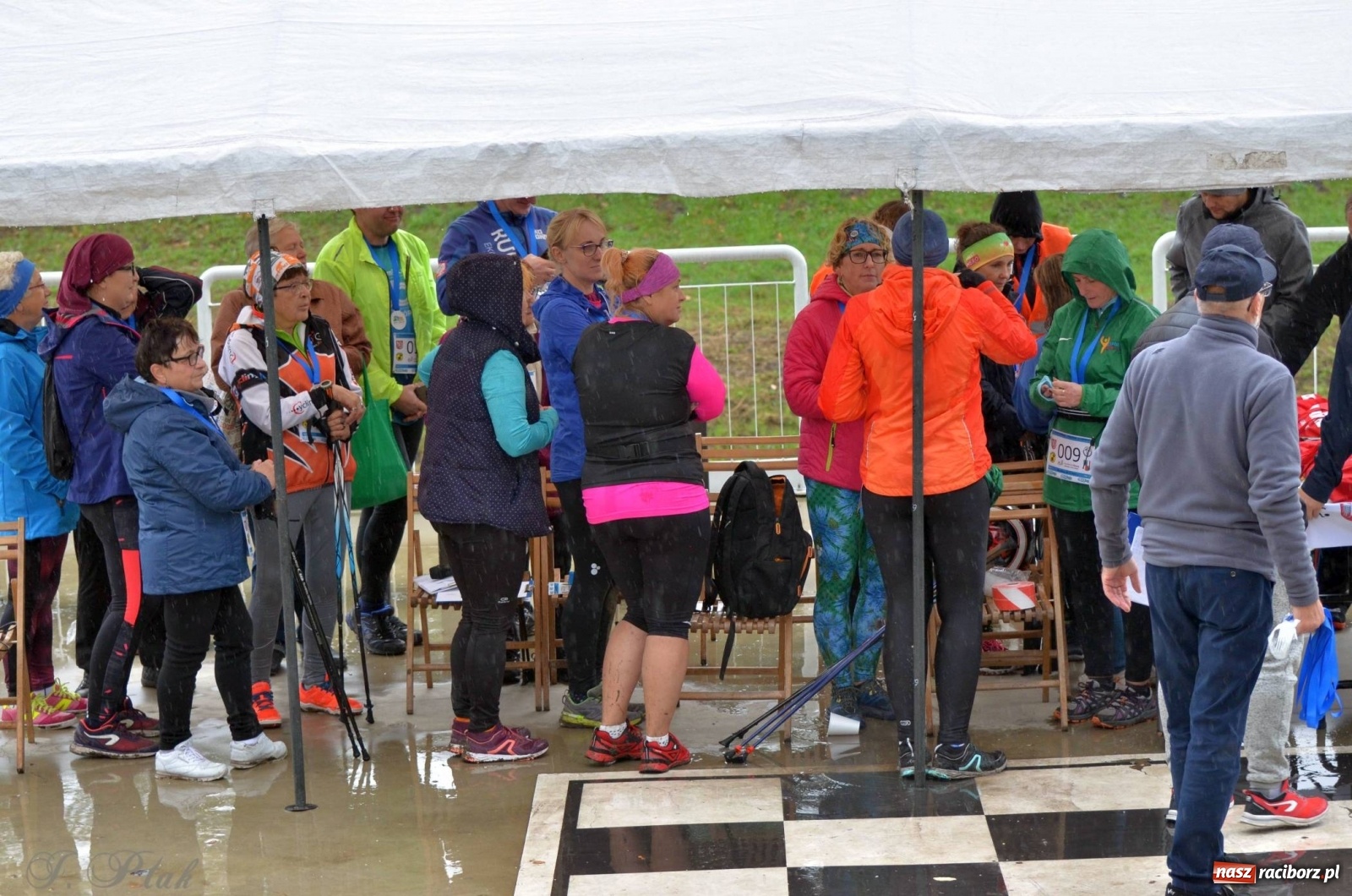Zdjęcie w galerii na portalu naszraciborz.pl: Po zdrowie marsz! Tym razem w deszczu [FOTO] wiadomości z regionu