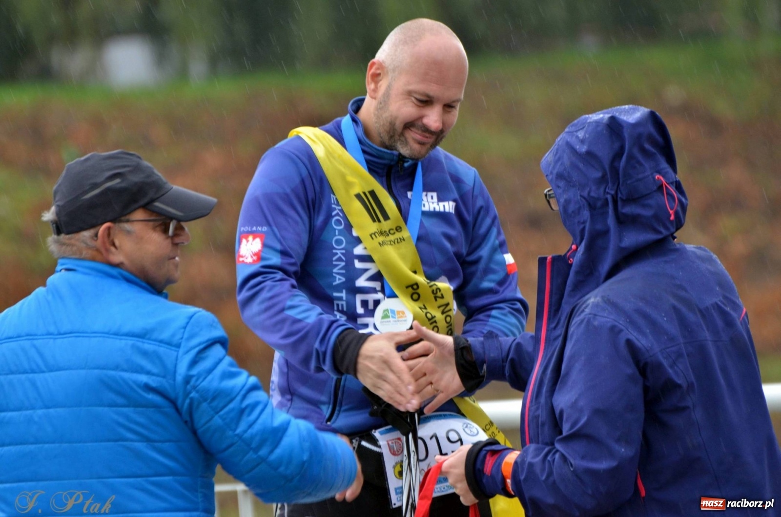 Zdjęcie w galerii na portalu naszraciborz.pl: Po zdrowie marsz! Tym razem w deszczu [FOTO] wiadomości z regionu