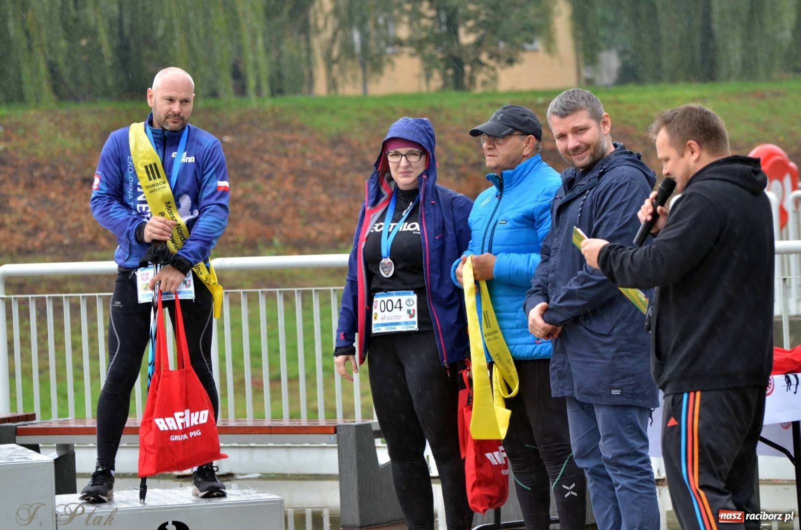 Zdjęcie w galerii na portalu naszraciborz.pl: Po zdrowie marsz! Tym razem w deszczu [FOTO] wiadomości z regionu