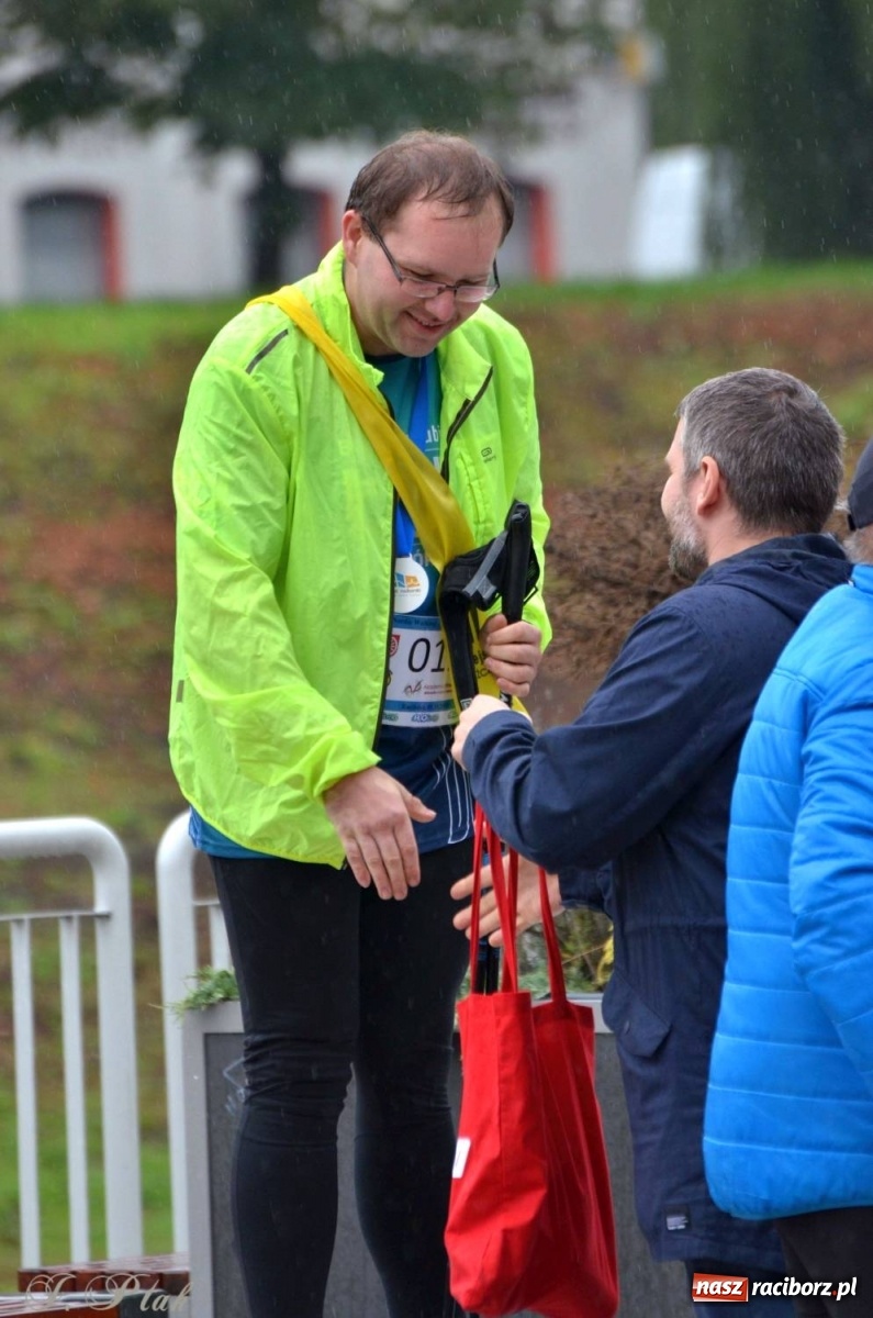 Zdjęcie w galerii na portalu naszraciborz.pl: Po zdrowie marsz! Tym razem w deszczu [FOTO] wiadomości z regionu