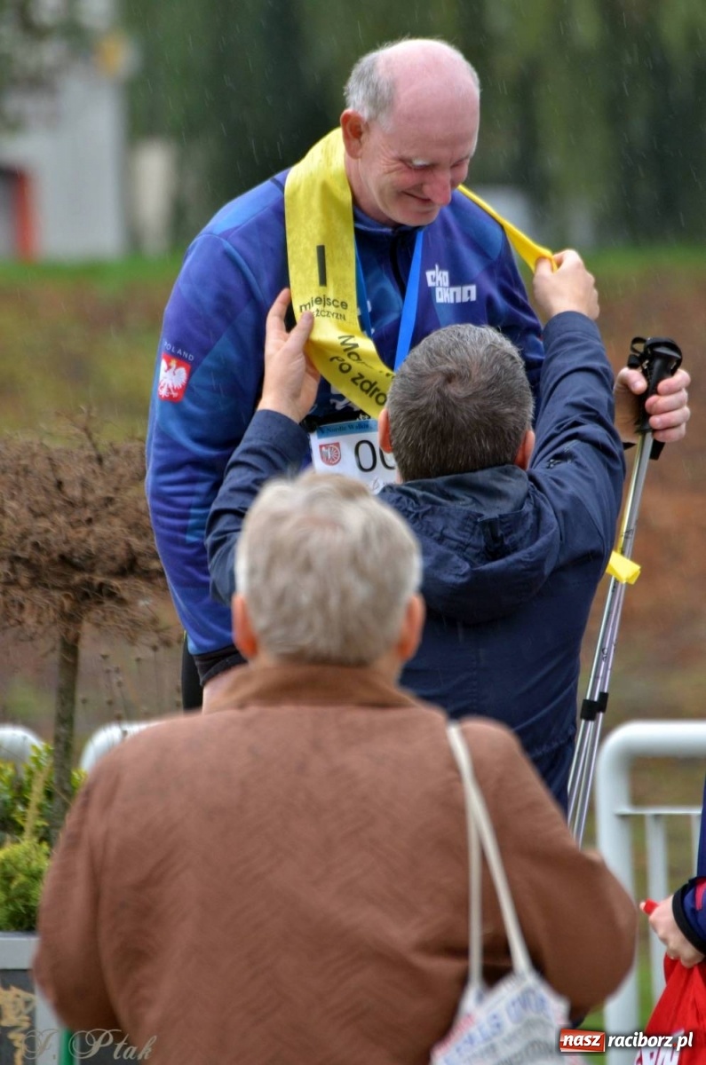 Zdjęcie w galerii na portalu naszraciborz.pl: Po zdrowie marsz! Tym razem w deszczu [FOTO] wiadomości z regionu