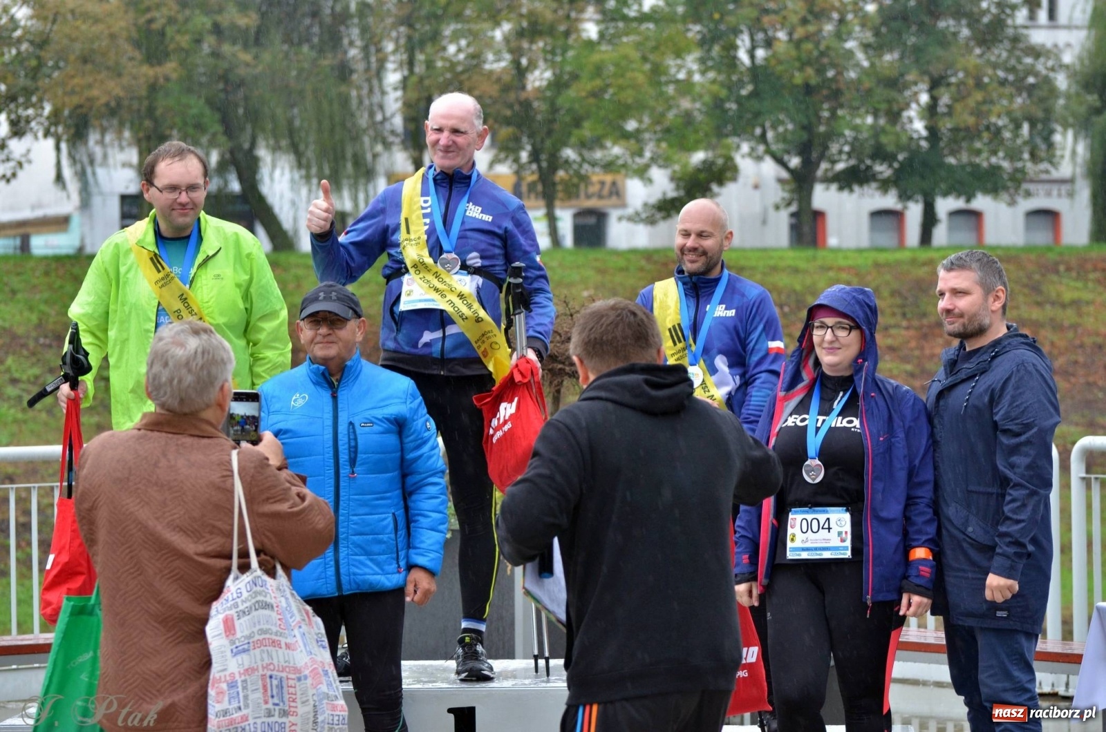 Zdjęcie w galerii na portalu naszraciborz.pl: Po zdrowie marsz! Tym razem w deszczu [FOTO] wiadomości z regionu