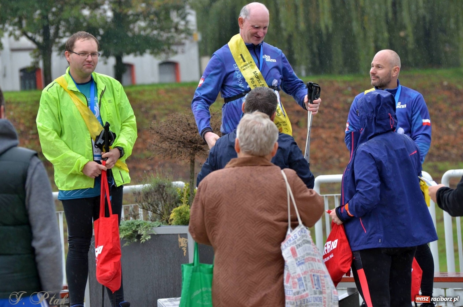 Zdjęcie w galerii na portalu naszraciborz.pl: Po zdrowie marsz! Tym razem w deszczu [FOTO] wiadomości z regionu