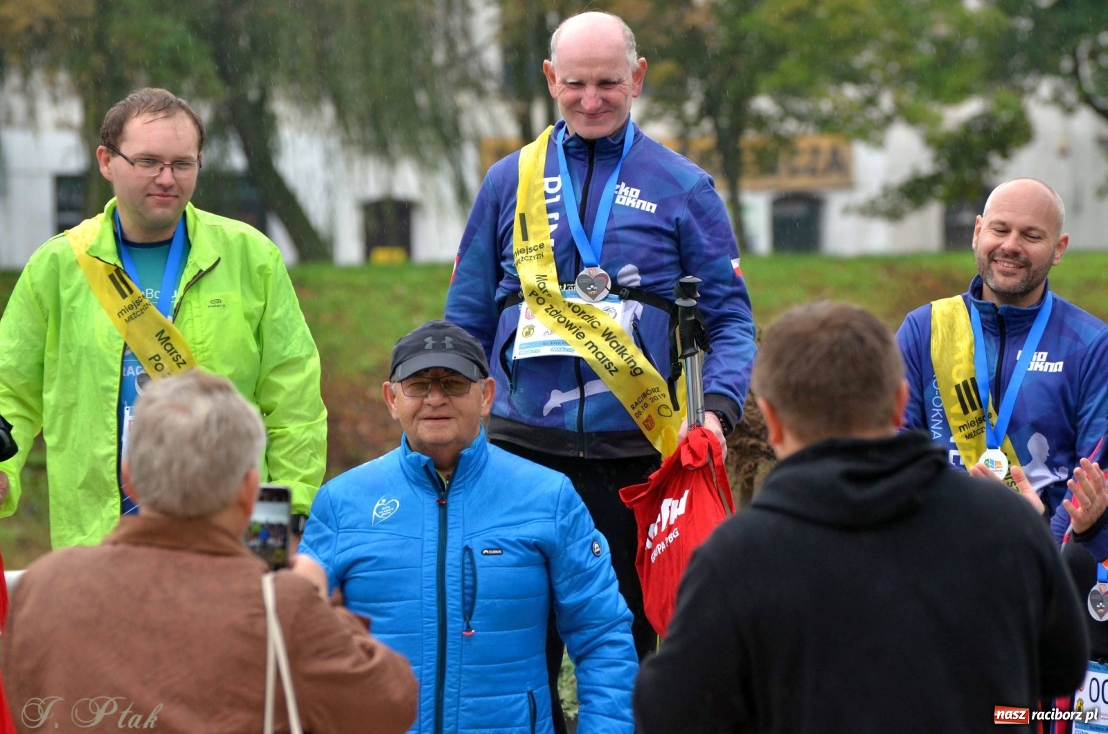 Zdjęcie w galerii na portalu naszraciborz.pl: Po zdrowie marsz! Tym razem w deszczu [FOTO] wiadomości z regionu