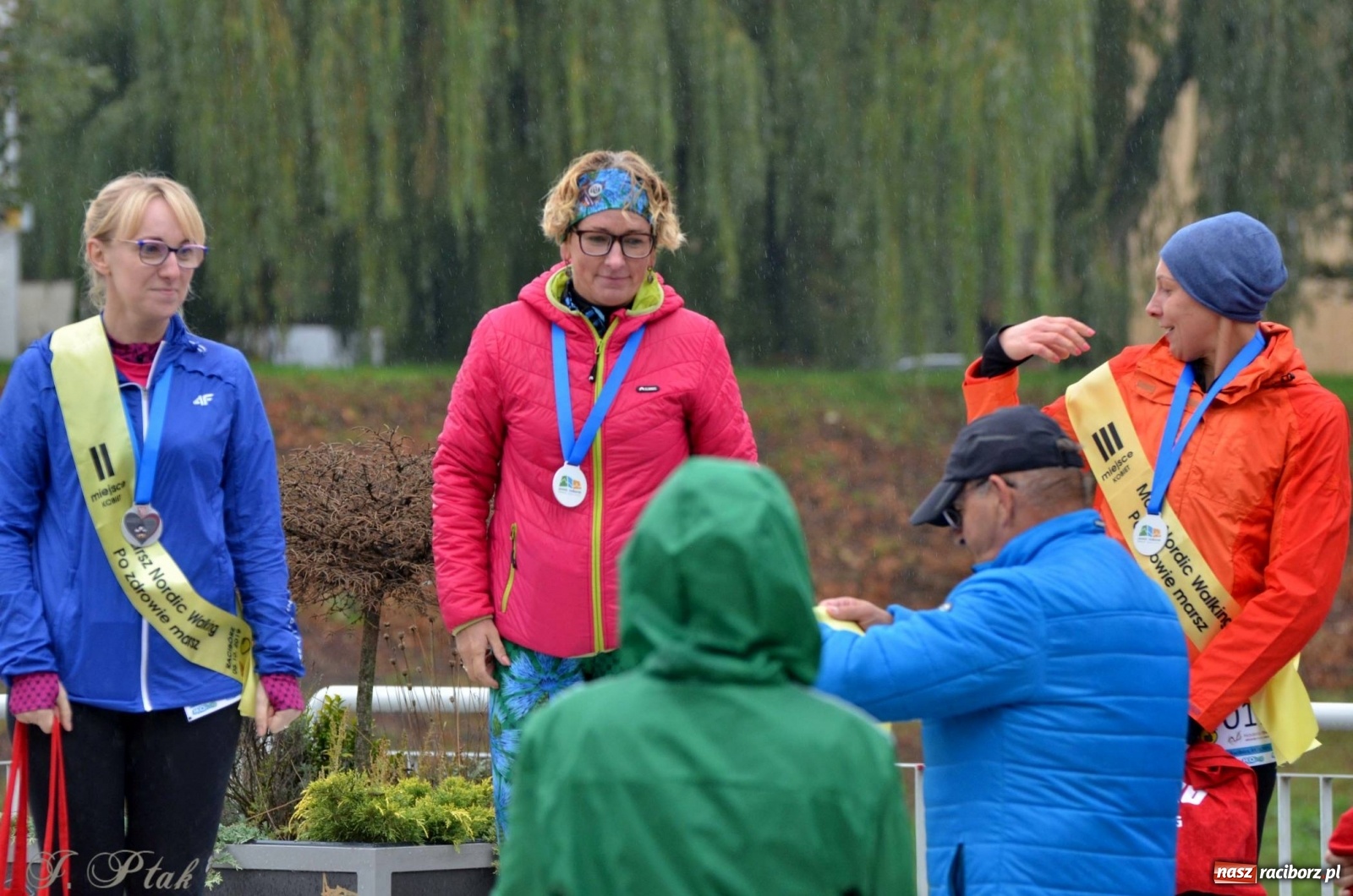 Zdjęcie w galerii na portalu naszraciborz.pl: Po zdrowie marsz! Tym razem w deszczu [FOTO] wiadomości z regionu