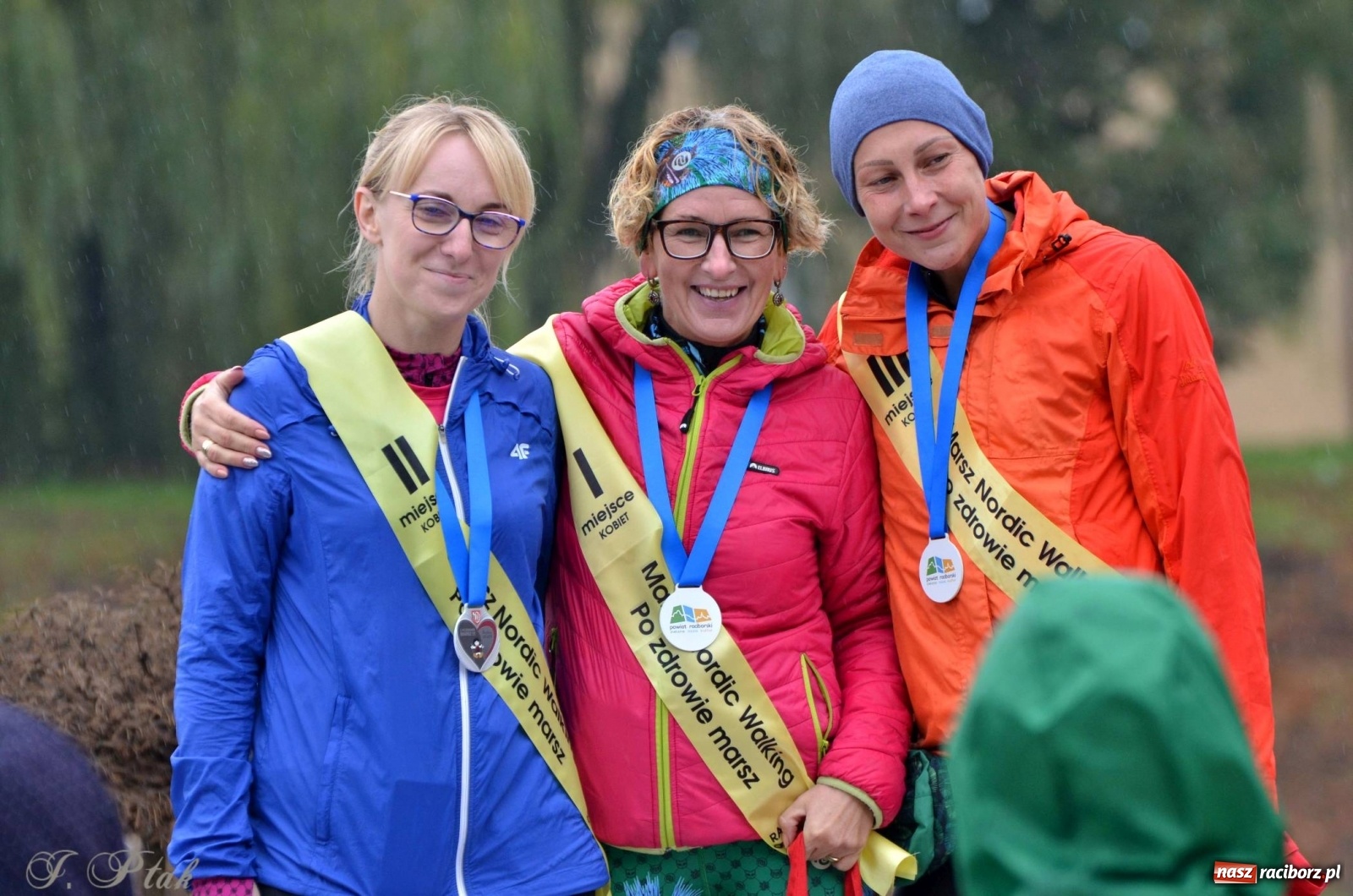 Zdjęcie w galerii na portalu naszraciborz.pl: Po zdrowie marsz! Tym razem w deszczu [FOTO] wiadomości z regionu