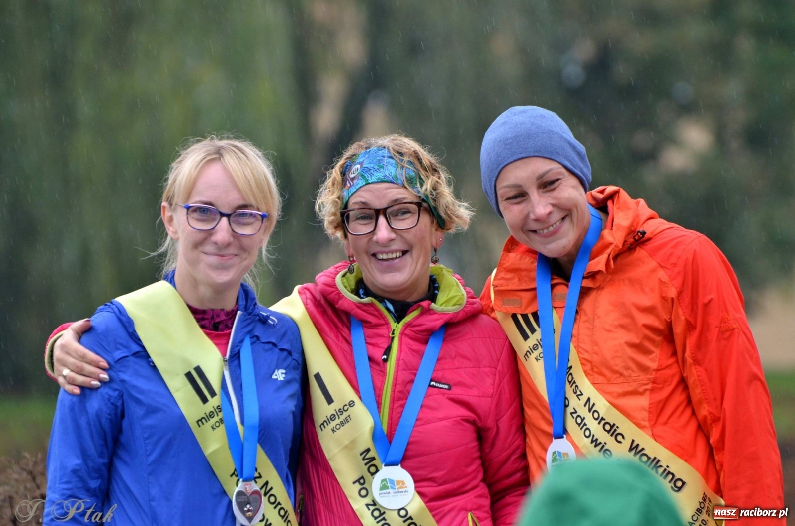 Zdjęcie w galerii na portalu naszraciborz.pl: Po zdrowie marsz! Tym razem w deszczu [FOTO] wiadomości z regionu