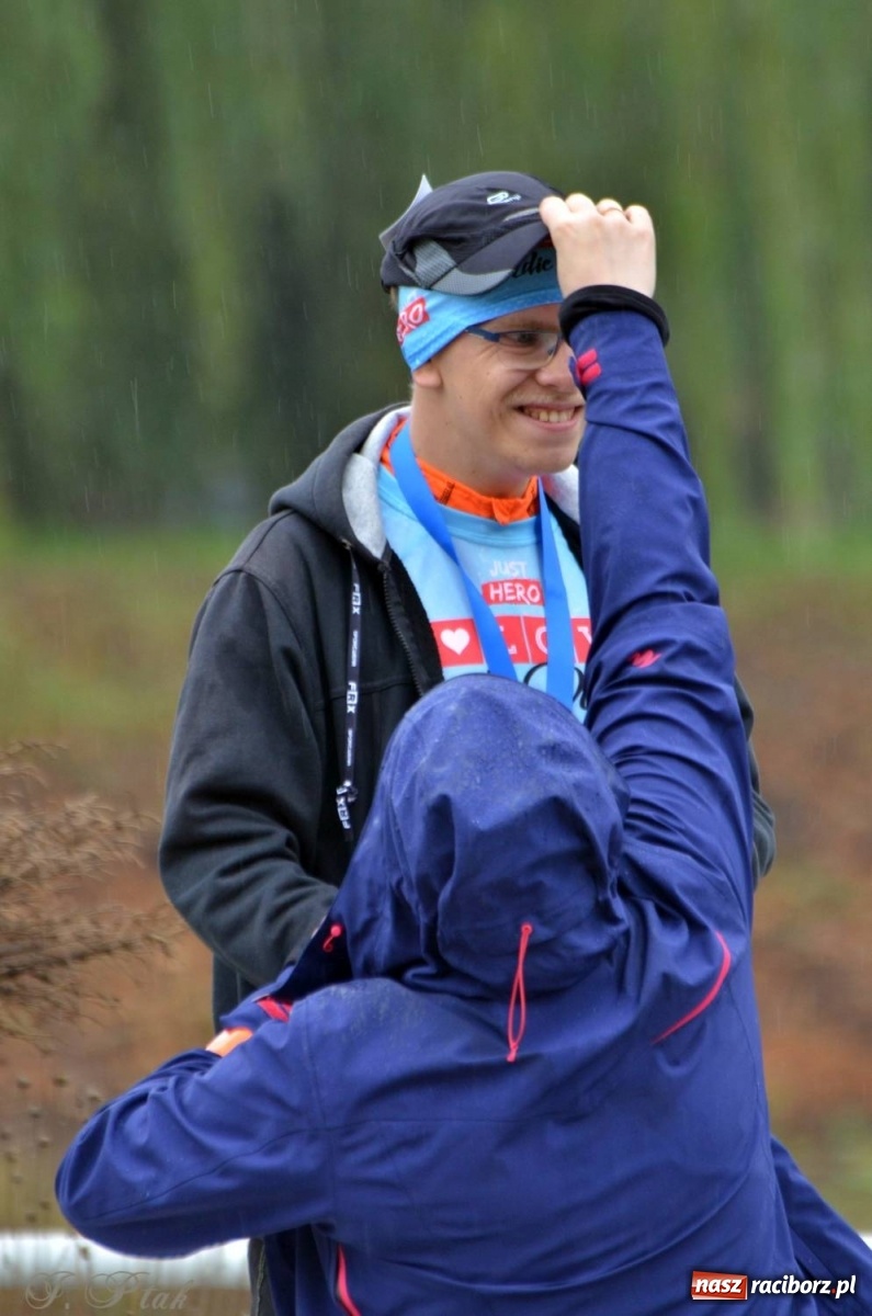 Zdjęcie w galerii na portalu naszraciborz.pl: Po zdrowie marsz! Tym razem w deszczu [FOTO] wiadomości z regionu