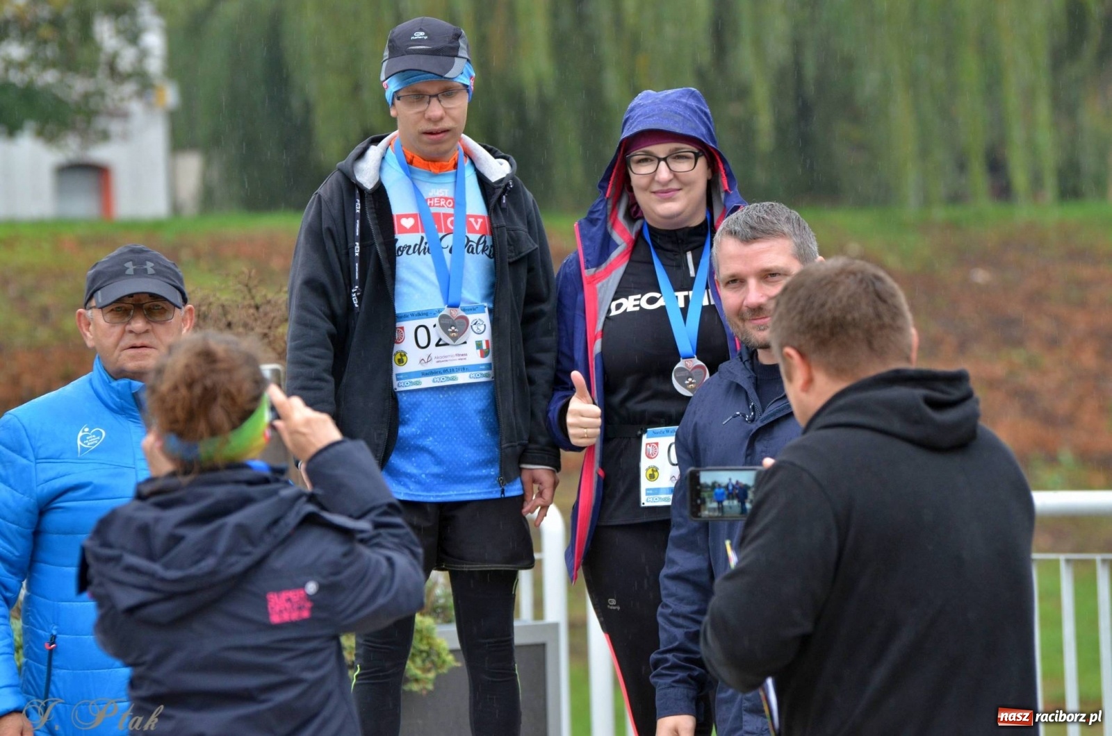 Zdjęcie w galerii na portalu naszraciborz.pl: Po zdrowie marsz! Tym razem w deszczu [FOTO] wiadomości z regionu