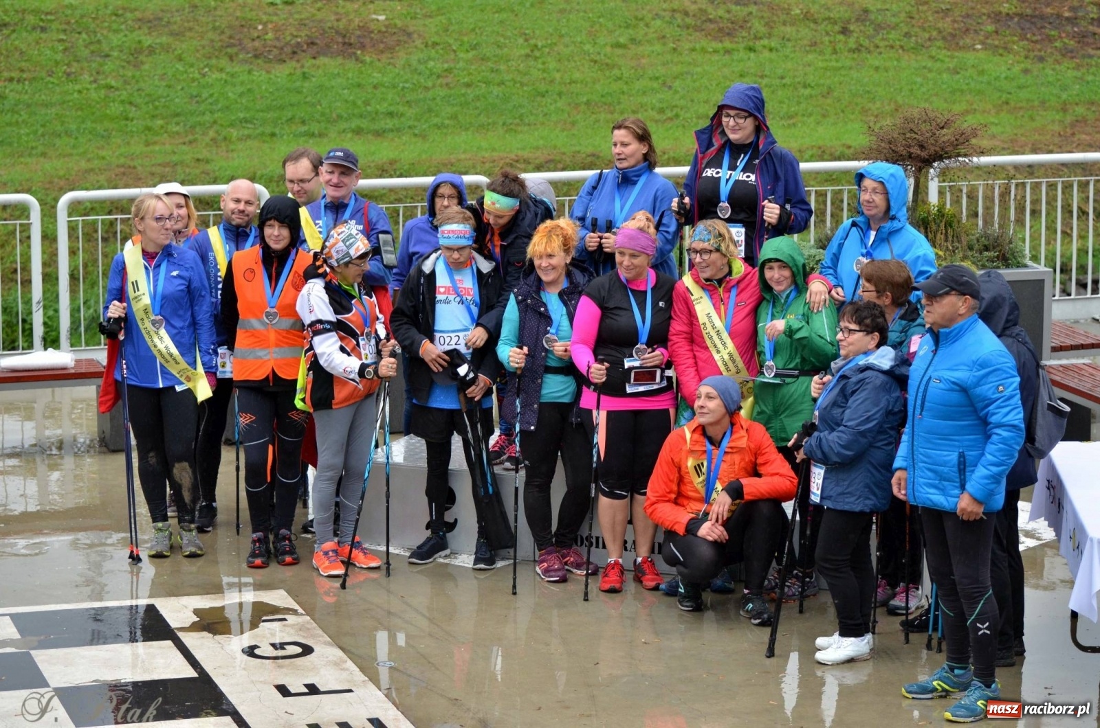 Zdjęcie w galerii na portalu naszraciborz.pl: Po zdrowie marsz! Tym razem w deszczu [FOTO] wiadomości z regionu
