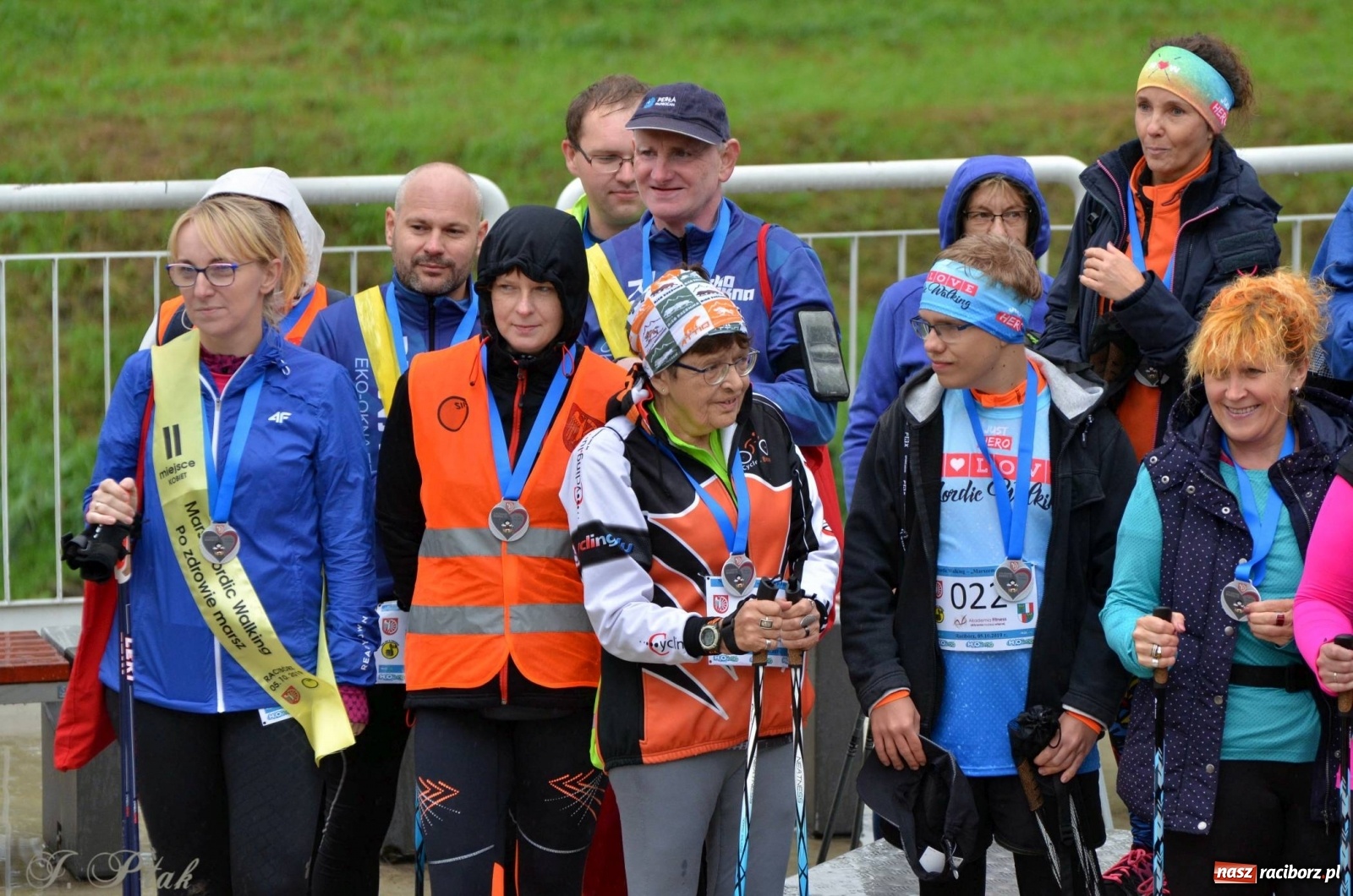 Zdjęcie w galerii na portalu naszraciborz.pl: Po zdrowie marsz! Tym razem w deszczu [FOTO] wiadomości z regionu