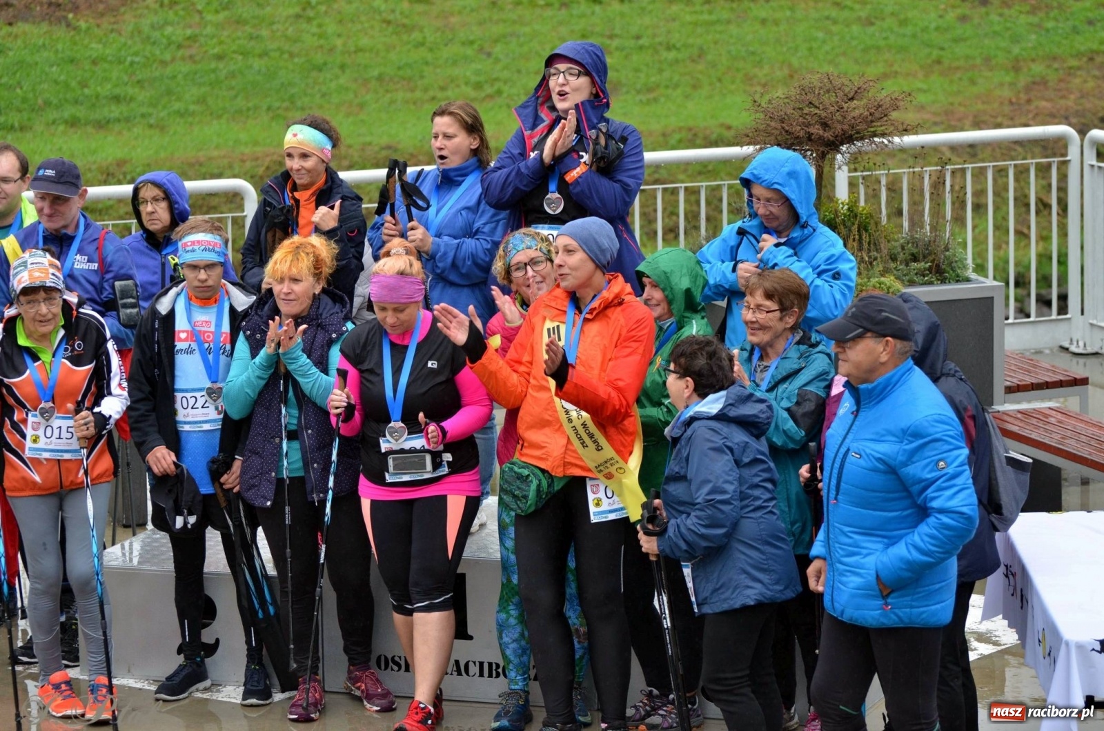 Zdjęcie w galerii na portalu naszraciborz.pl: Po zdrowie marsz! Tym razem w deszczu [FOTO] wiadomości z regionu