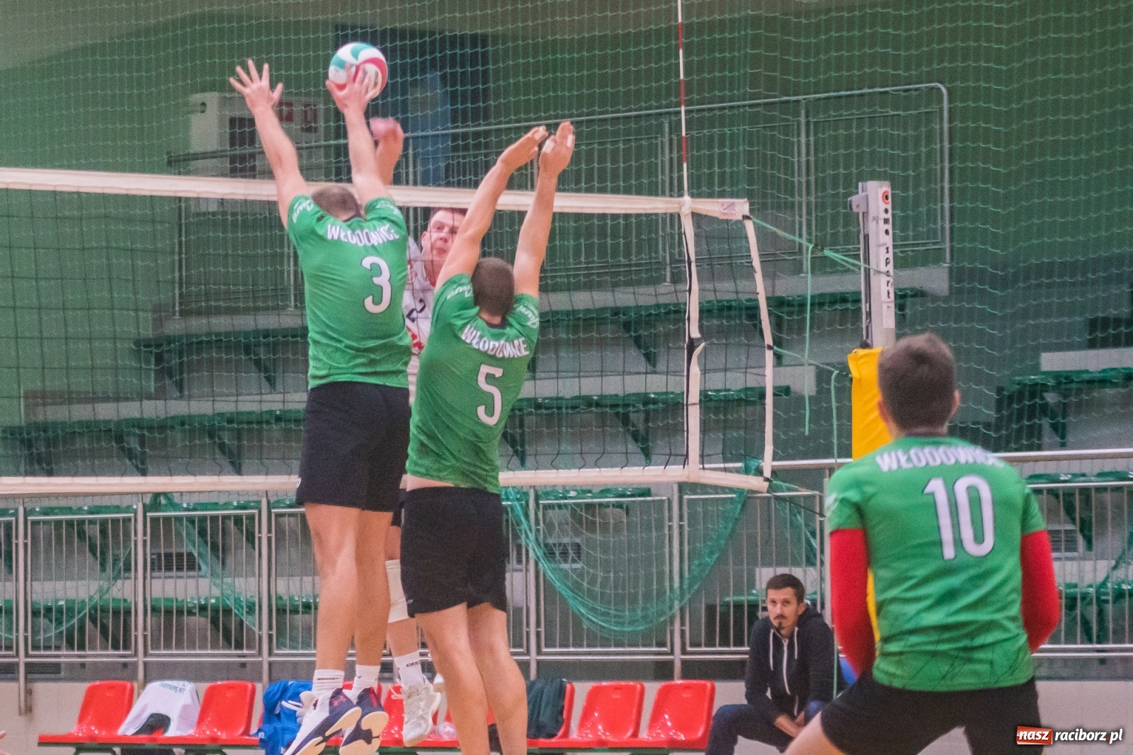Zdjęcie w galerii na portalu naszraciborz.pl: Szybkie 3:0 i do domu. Siatkarze Rafako liderami I ligi śląskiej [FOTO i WIDEO] wiadomości z regionu