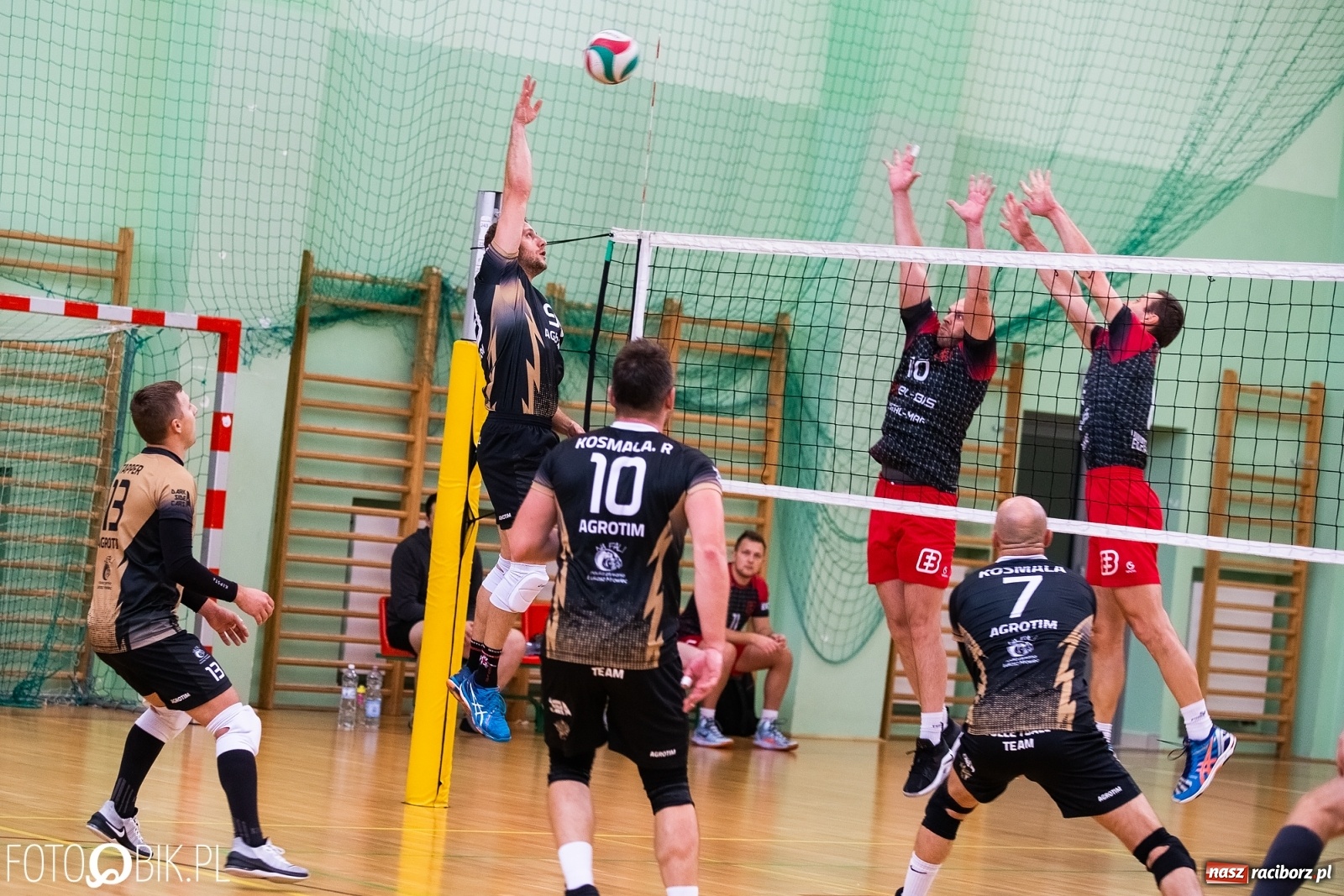 Zdjęcie w galerii na portalu naszraciborz.pl: Druga kolejka RLPS w Arenie Rafako wiadomości z regionu