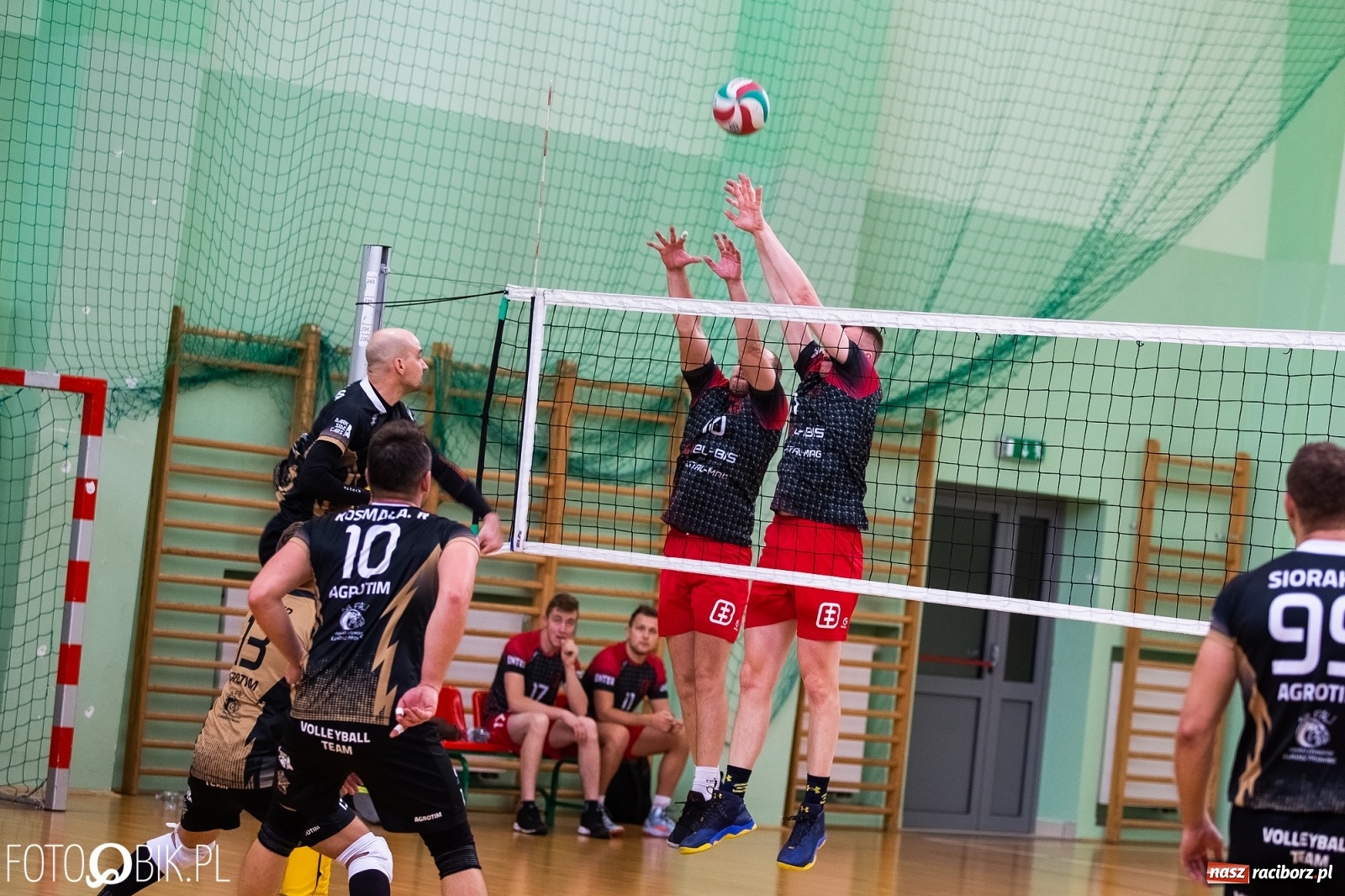 Zdjęcie w galerii na portalu naszraciborz.pl: Druga kolejka RLPS w Arenie Rafako wiadomości z regionu