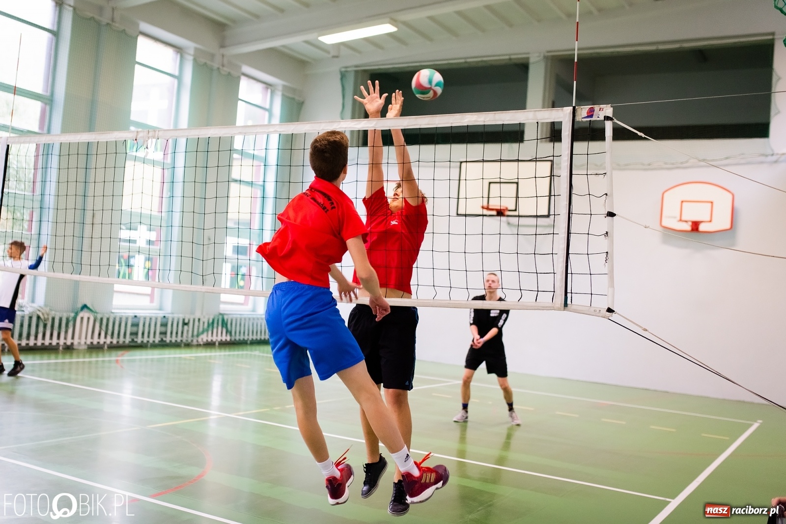 Zdjęcie w galerii na portalu naszraciborz.pl: Turniej dwójek siatkarskich chłopców w SP 18 w Raciborzu wiadomości z regionu