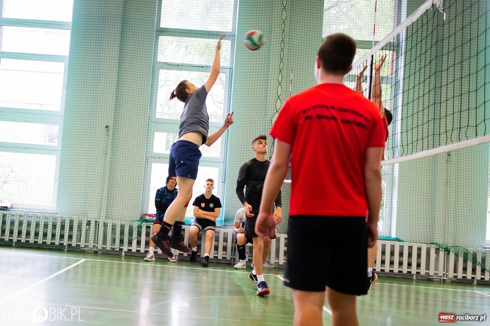 Zdjęcie w galerii na portalu naszraciborz.pl: Turniej dwójek siatkarskich chłopców w SP 18 w Raciborzu wiadomości z regionu