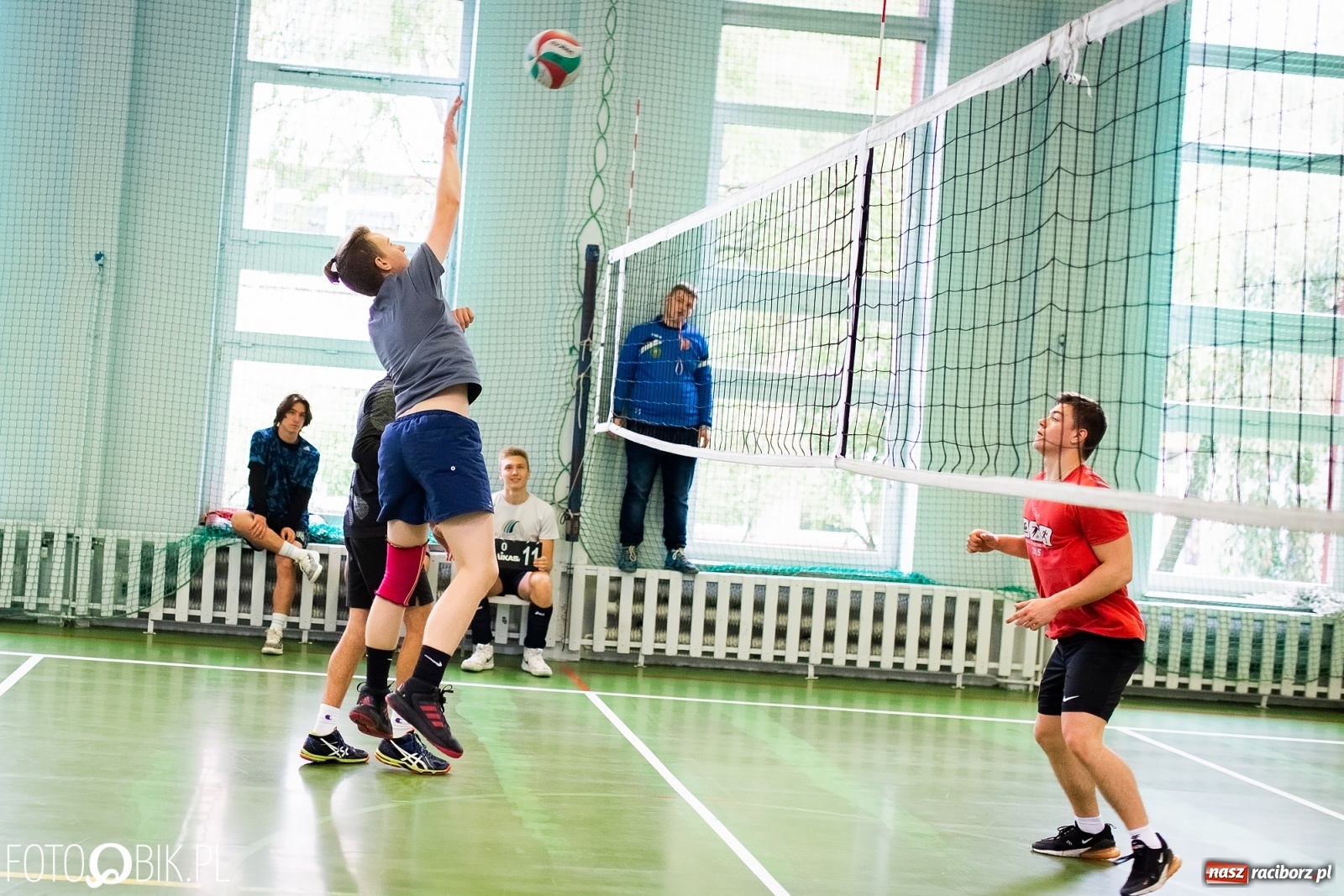 Zdjęcie w galerii na portalu naszraciborz.pl: Turniej dwójek siatkarskich chłopców w SP 18 w Raciborzu wiadomości z regionu