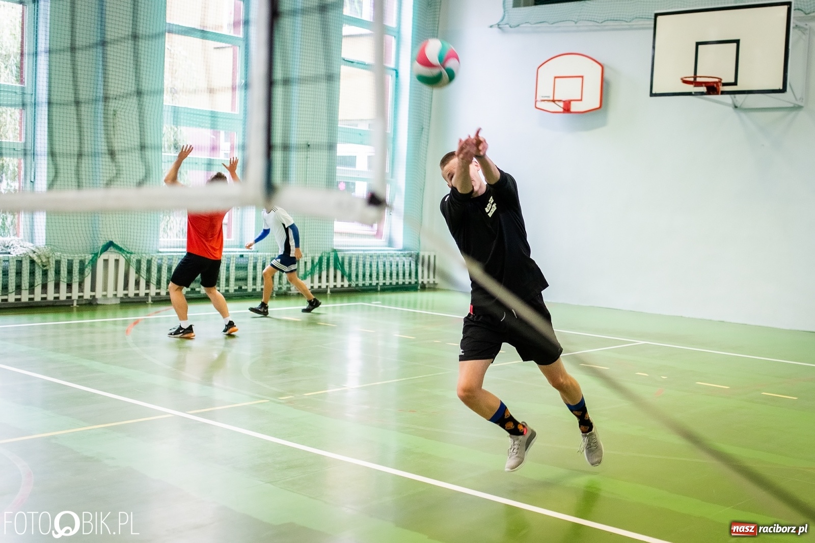 Zdjęcie w galerii na portalu naszraciborz.pl: Turniej dwójek siatkarskich chłopców w SP 18 w Raciborzu wiadomości z regionu
