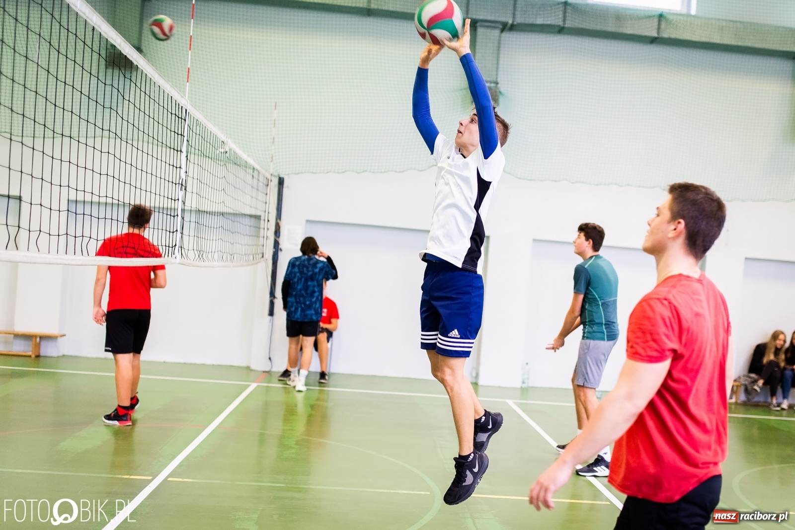 Zdjęcie w galerii na portalu naszraciborz.pl: Turniej dwójek siatkarskich chłopców w SP 18 w Raciborzu wiadomości z regionu