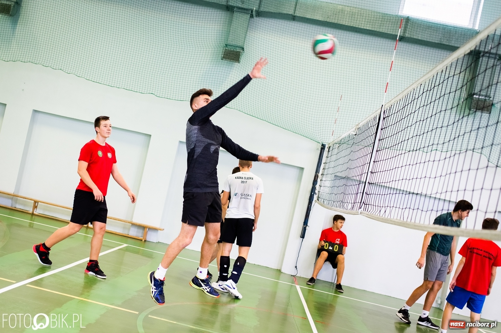 Zdjęcie w galerii na portalu naszraciborz.pl: Turniej dwójek siatkarskich chłopców w SP 18 w Raciborzu wiadomości z regionu