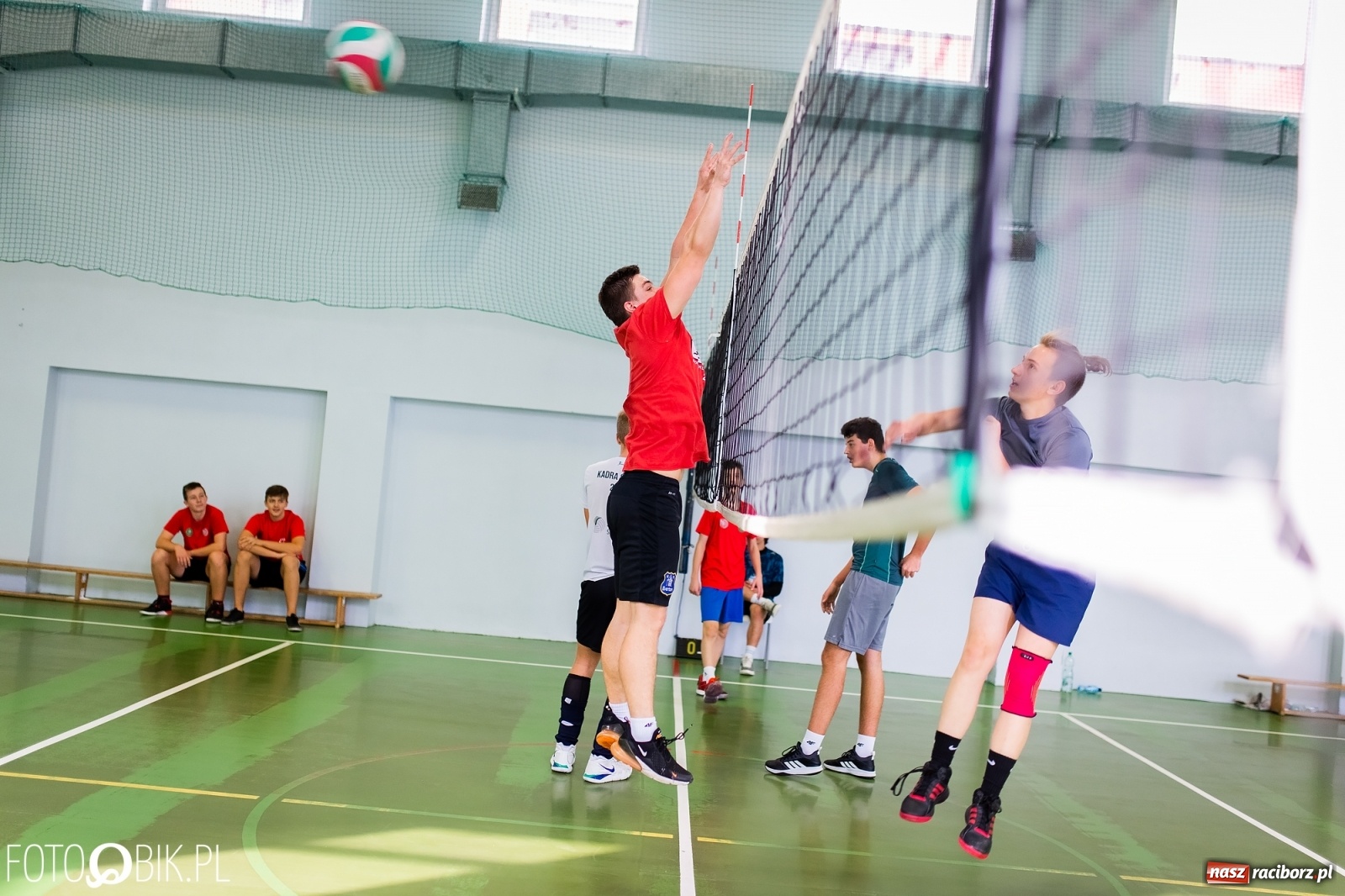 Zdjęcie w galerii na portalu naszraciborz.pl: Turniej dwójek siatkarskich chłopców w SP 18 w Raciborzu wiadomości z regionu