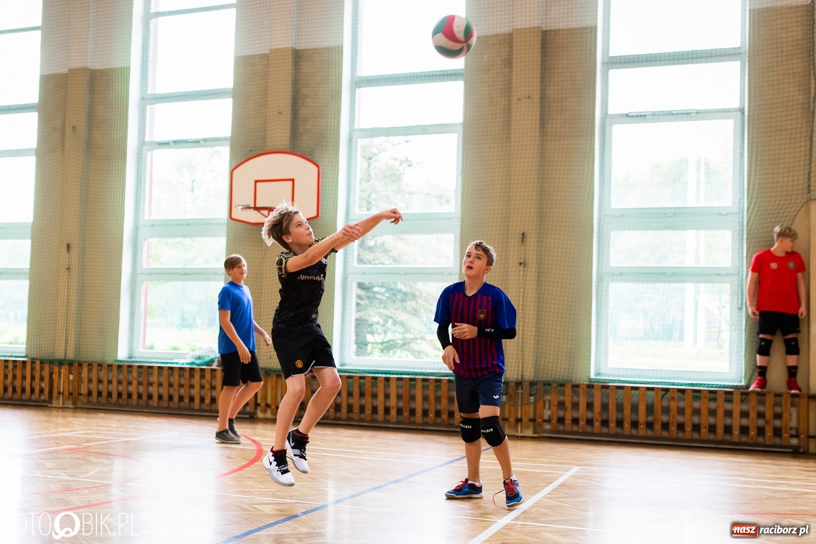 Zdjęcie w galerii na portalu naszraciborz.pl: Turniej dwójek siatkarskich chłopców w SP 18 w Raciborzu wiadomości z regionu