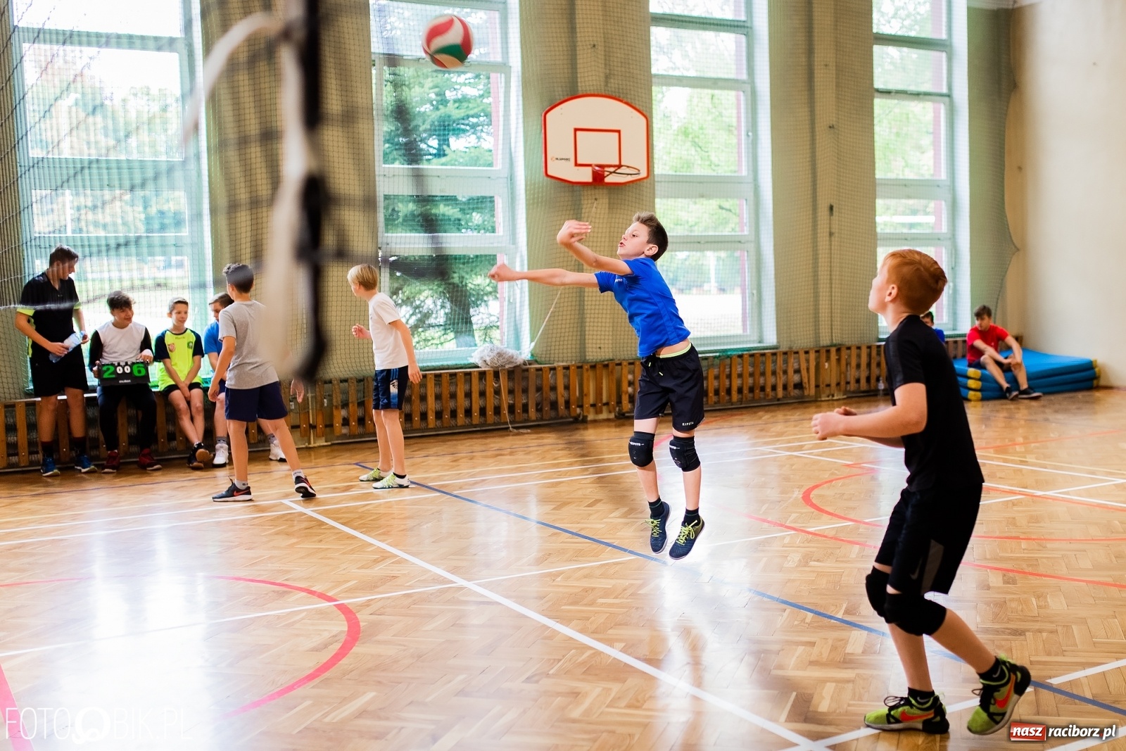 Zdjęcie w galerii na portalu naszraciborz.pl: Turniej dwójek siatkarskich chłopców w SP 18 w Raciborzu wiadomości z regionu
