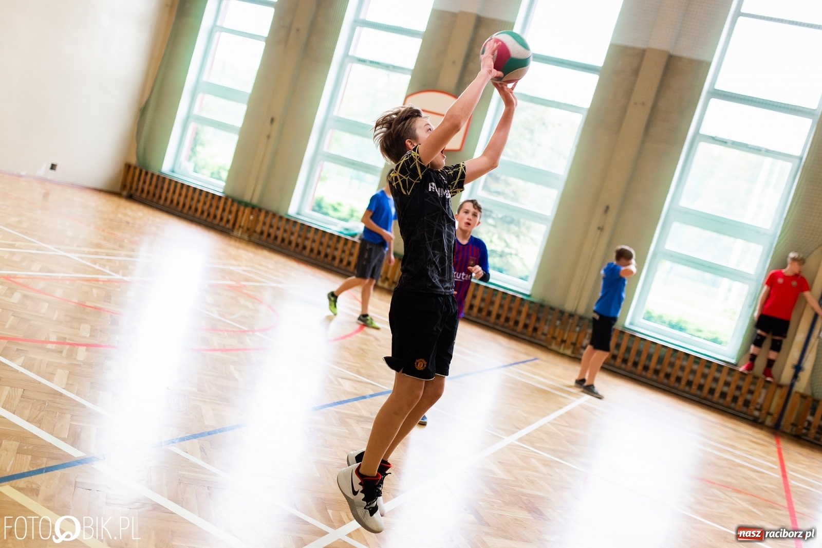 Zdjęcie w galerii na portalu naszraciborz.pl: Turniej dwójek siatkarskich chłopców w SP 18 w Raciborzu wiadomości z regionu