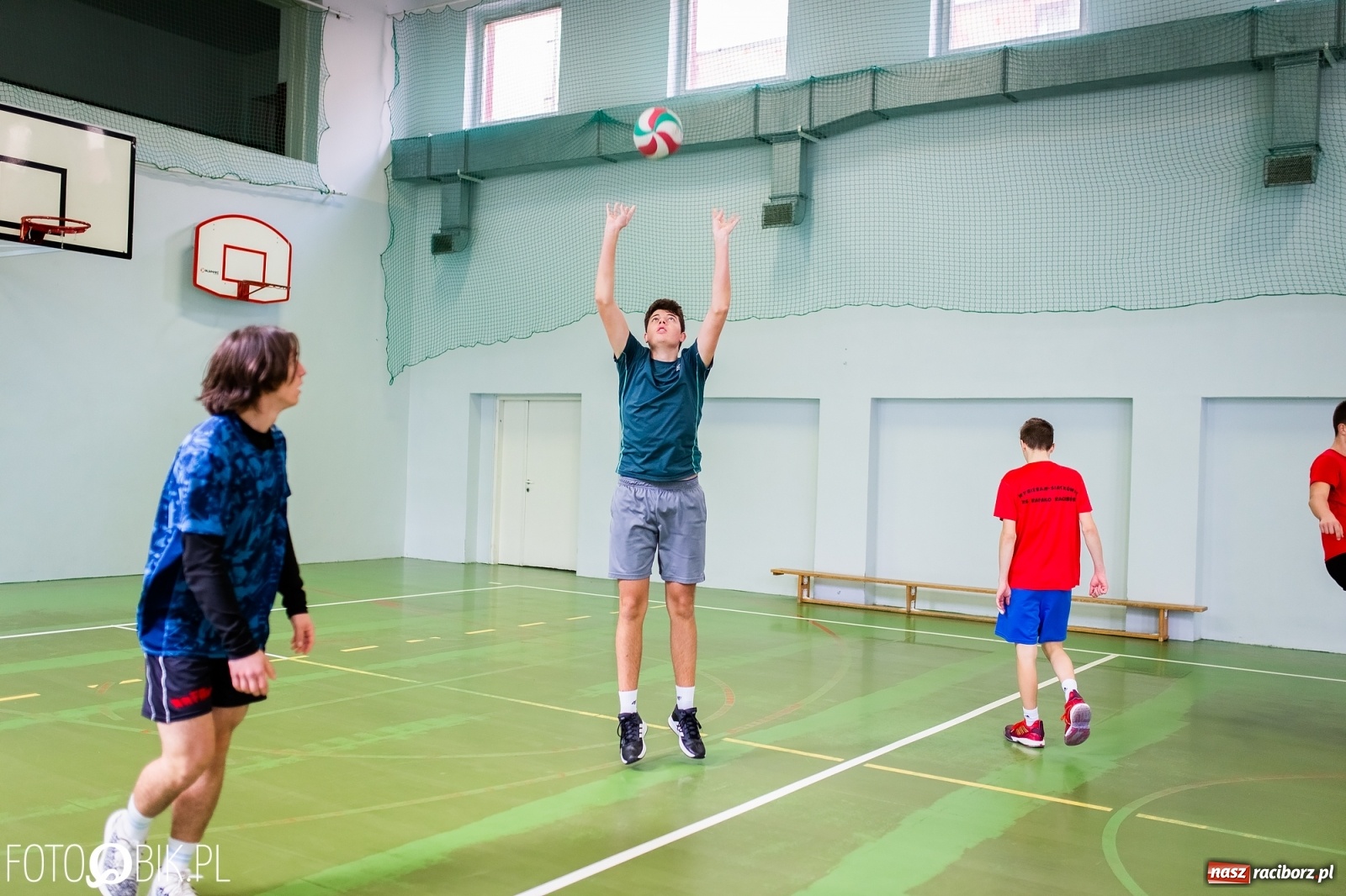 Zdjęcie w galerii na portalu naszraciborz.pl: Turniej dwójek siatkarskich chłopców w SP 18 w Raciborzu wiadomości z regionu
