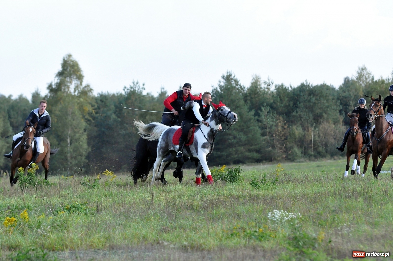 Zdjęcie w galerii na portalu naszraciborz.pl: W Łańcach na Hubertusie dwa razy gonili lisa [FOTO i WIDEO]  wiadomości z regionu