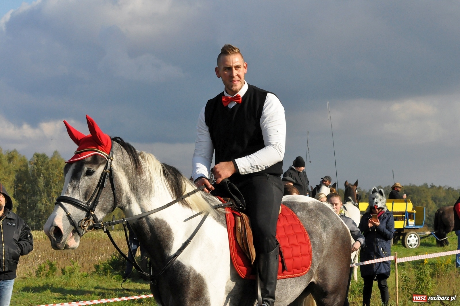 Zdjęcie w galerii na portalu naszraciborz.pl: W Łańcach na Hubertusie dwa razy gonili lisa [FOTO i WIDEO]  wiadomości z regionu