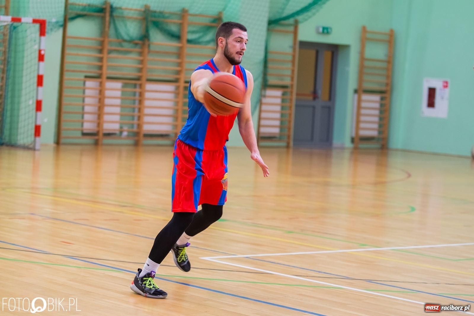 Zdjęcie w galerii na portalu naszraciborz.pl: Koszykówka. Dreszczowiec w inauguracyjnym starciu Ofensywy wiadomości z regionu